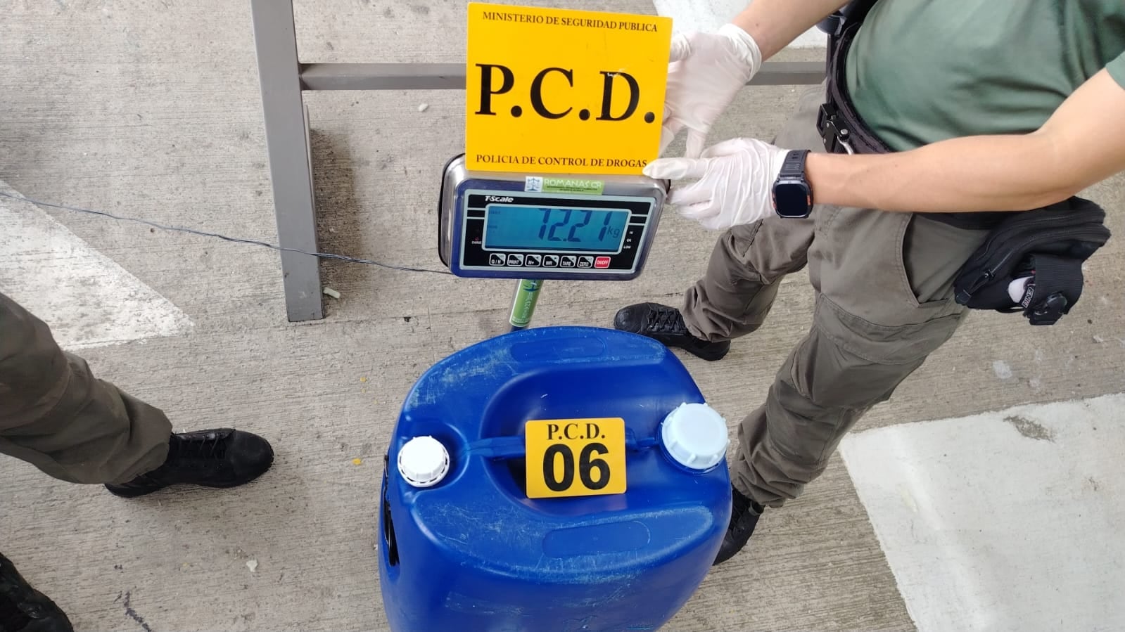 El primer decomiso de aparente cocaína líquida en altamar marcó un nuevo precedente en la lucha contra el narcotráfico en Costa Rica. Foto: PCD