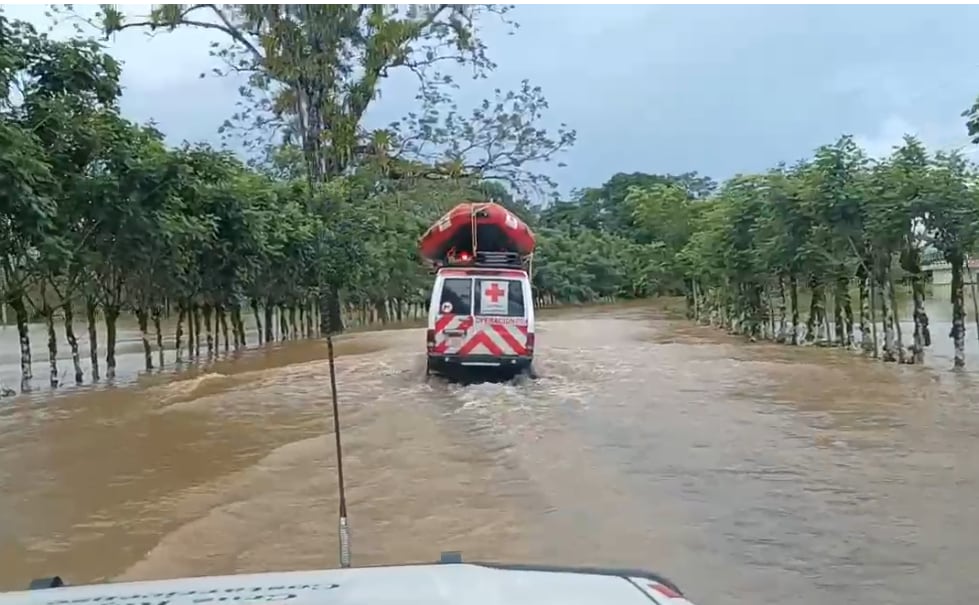 Rescates por inundaciones en Guatuso