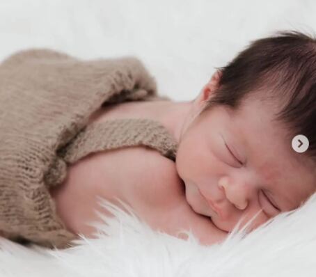 Lussanía Víquez, su esposo Jorge Saénz y sus mellizos. Instagram