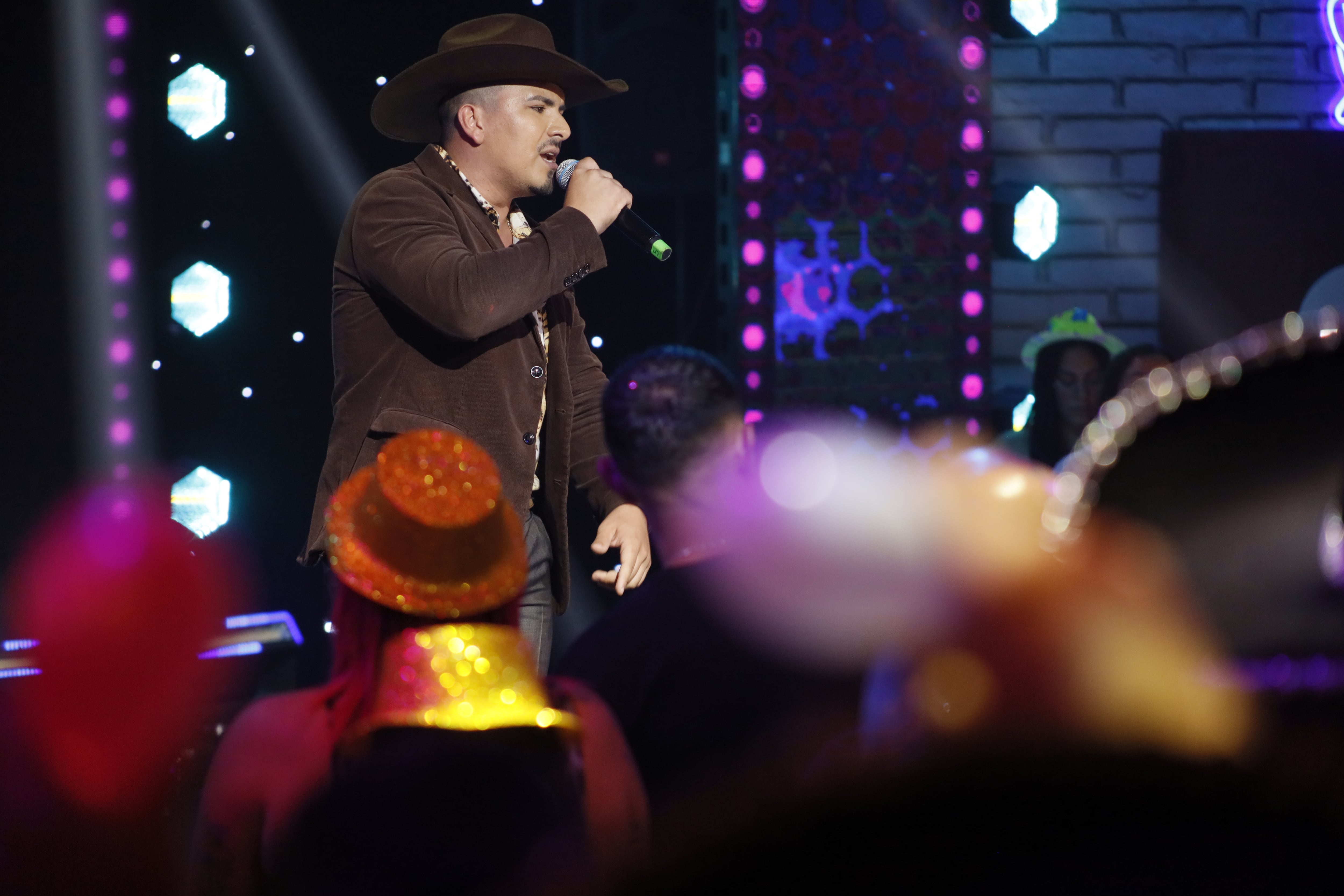 Alonso Sanabria ganó el primer programa de Batalla de Karaoke.