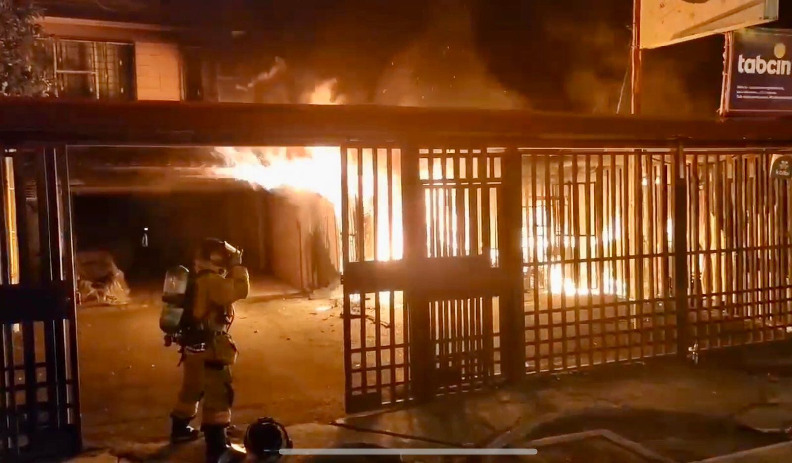 Incendio afecta local comercia y complejo de apartamentos en Hatillo