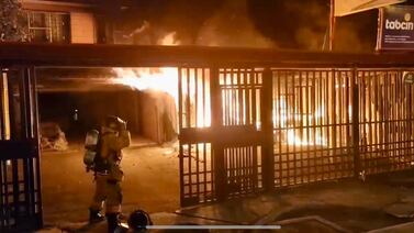 Bomberos rescatan a adulta mayor de voraz incendio que consumió comercio y daño dos aprtamentos