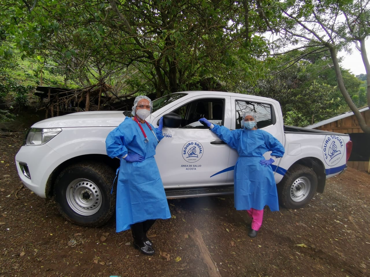 Karla Beckberger González, de 43 años, vecina de Tres Ríos, quien tiene 18 años trabajando en la Caja y la doctora en enfermería, Melissa Calderón Ureña, de 29 años, con 7 de servir en la Caja y de Palmichal de Acosta, son quienes todas las mañanas, con sus botas bien puestas se van en un pick up hasta donde la carretera se los permita y cuando el camino se pone rudo, se bajan y comienzan a caminar y así poder cumplir con el programa de visita domiciliar de la Clínica del Dolor y Cuidados Paliativos de Acosta.