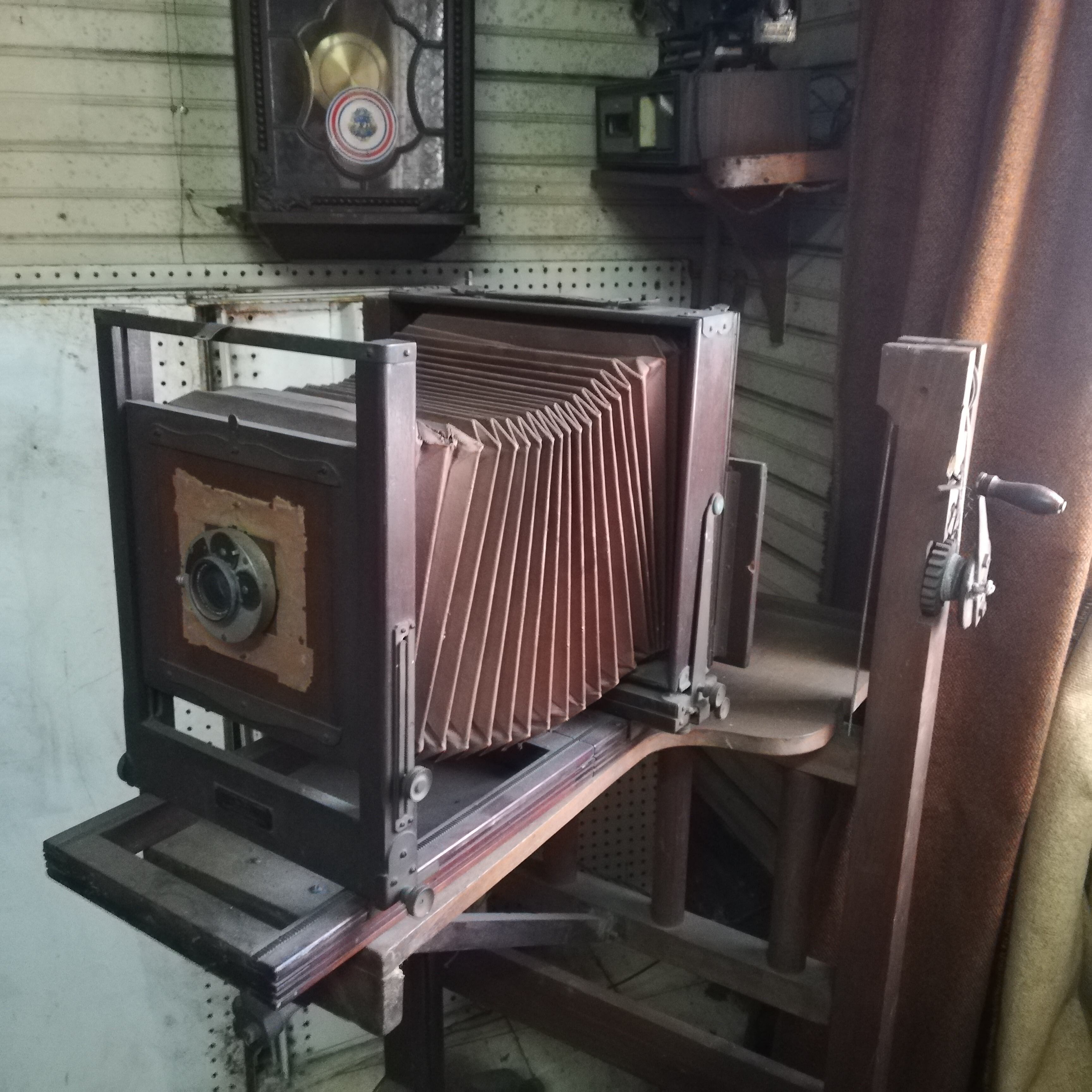 En 1923 un costarricense, Amando Céspedes Marín, recibió las primeras señales radiales de onda corta de la historia de Costa Rica