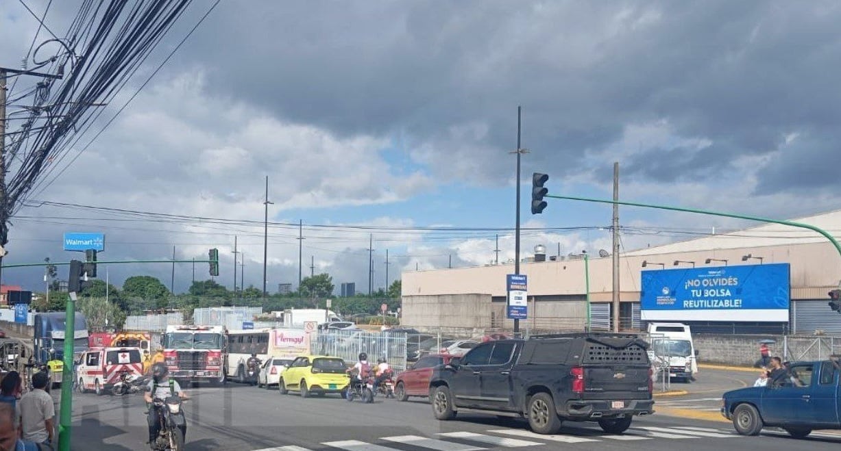 El trágico accidente ocurrió frente al Walmart de San Sebastián. Foto ANI.