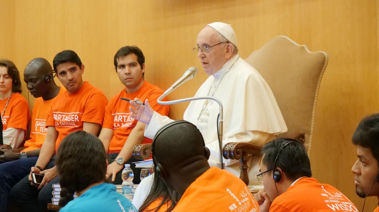 Mauricio Sandino Chavarría jamás imaginó que una cobertura periodística lo llevaría tan cerca del corazón del Vaticano, ni mucho menos que viviría uno de los momentos más impactantes de su vida: hablar cara a cara con el papa Francisco y escuchar de su boca una frase que lo estremeció y lo llenó de orgullo: “¡El mejor café del mundo!”.