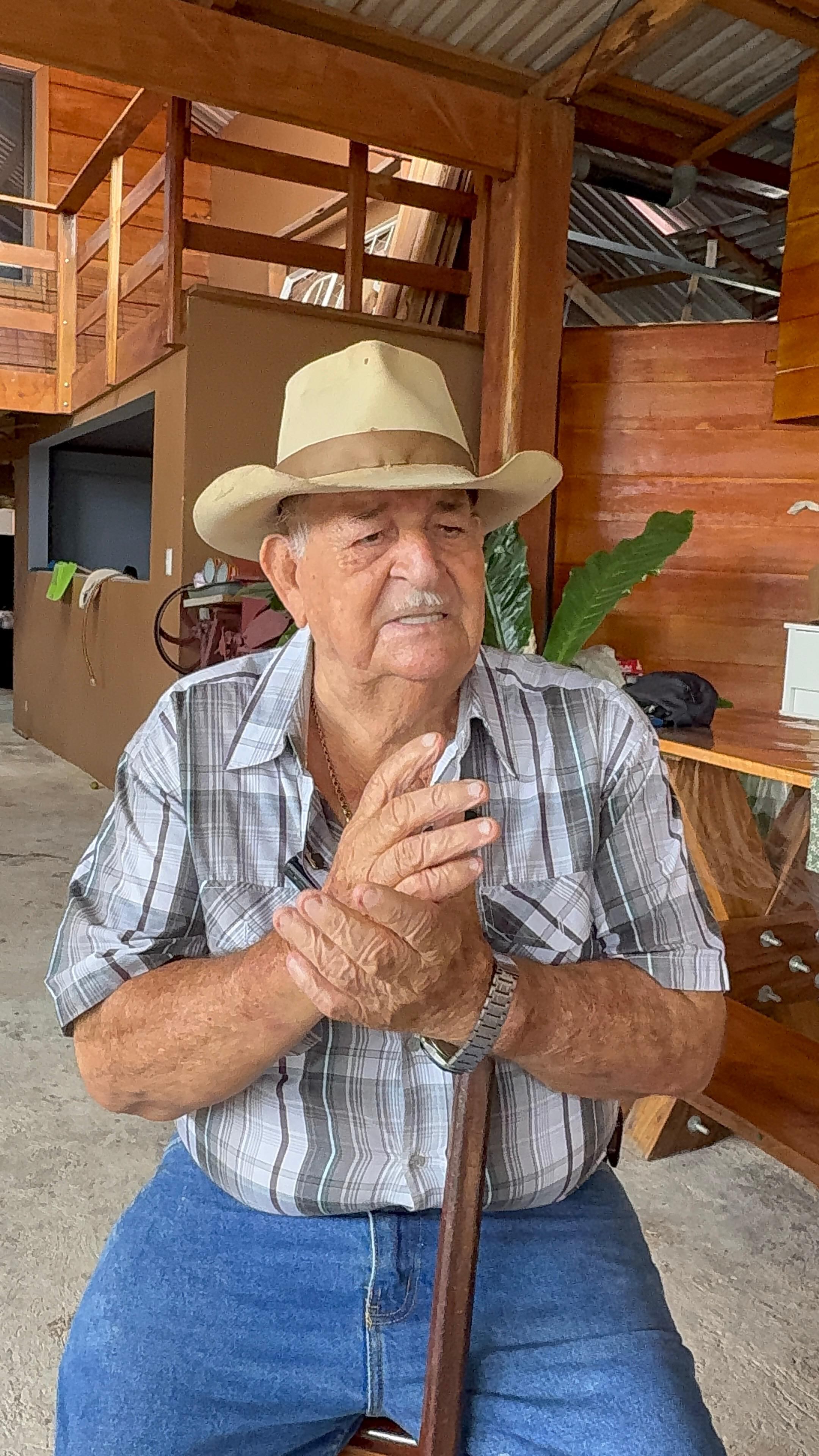 El 29 de julio de 1968, el volcán Arenal despertó con una violencia que Costa Rica jamás había visto. La familia Peñaranda Quesada revive la mañana en que su familia escapó de la erupción del volcán Arenal. En la foto, don , Arnoldo Cedeño González.