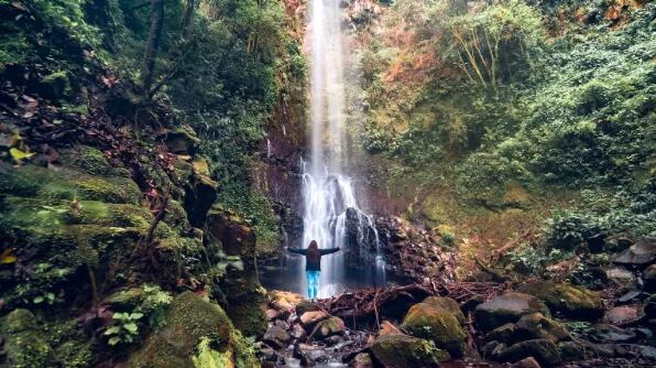 Se ubica aproximadamente 3 km al este del templo católico de San Miguel de Grecia.