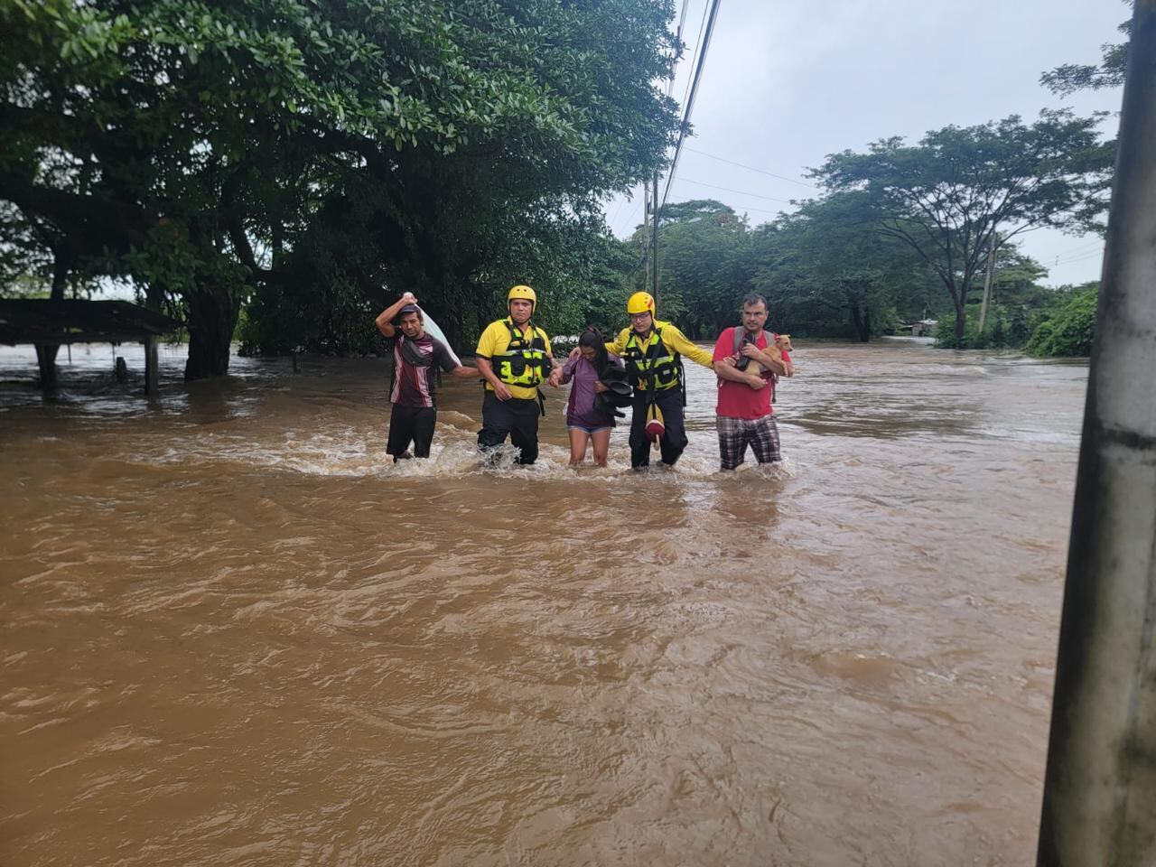 Miembros de Bomberos ayudaron a rescatar a varios vecinos de la comunidad Bebedero de Cañas, donde al menos 600 personas quedaron aisladas producto de las lluvias. (Foto: cortesía Bomberos)