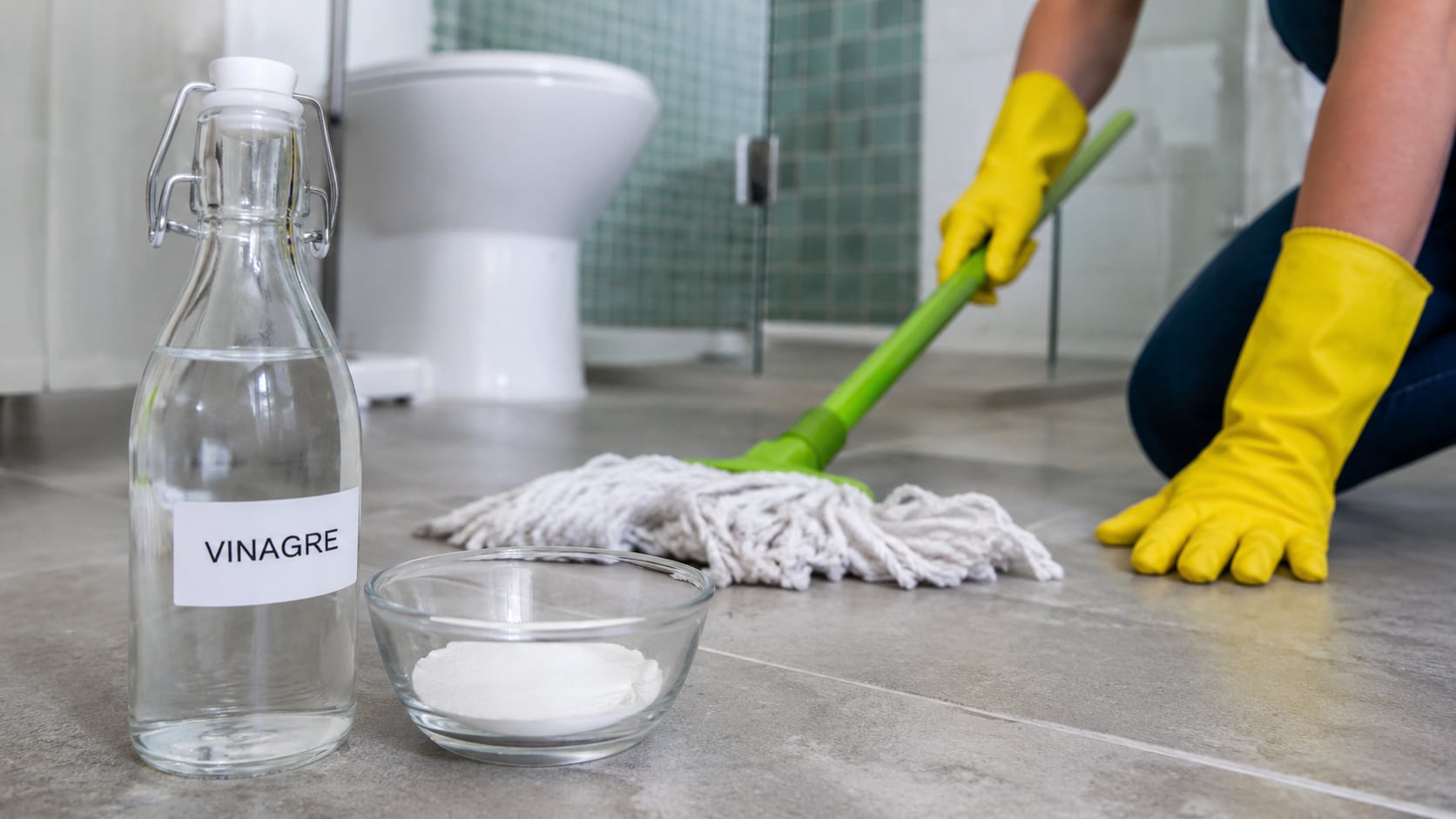 Una mezcla simple de agua y vinagre blanco permite limpiar pisos, azulejos, grifería e inodoros con propiedades desinfectantes.