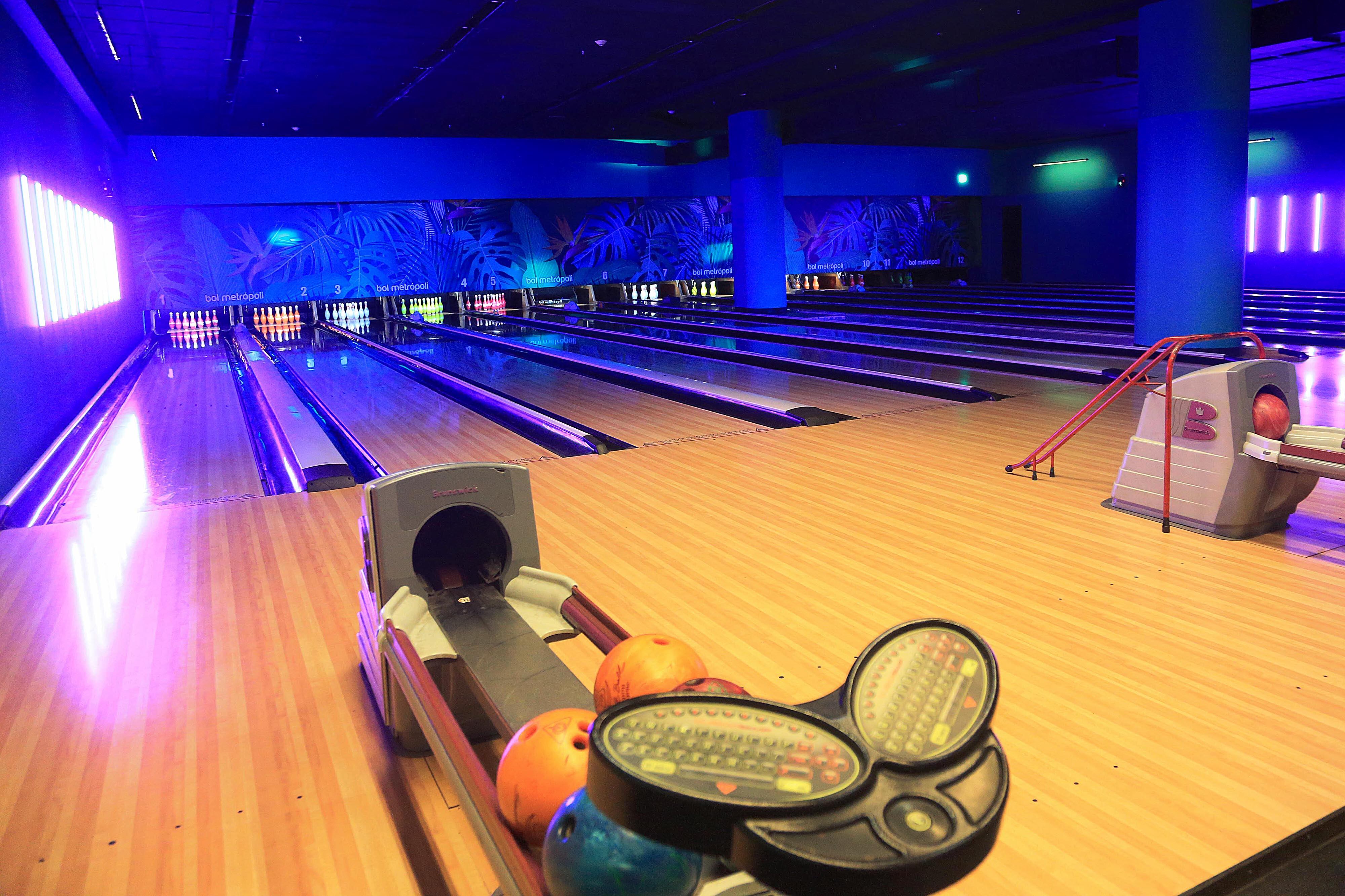 20/02/2024 Cartago. Boliche Metrópoli, en el primer piso del centro comercial Paseo Metrópoli, ofrece un ambiente para practicar el deporte de los bolos, disfrutar y compartir en familia o con amigos, jugar billar o futbolín y/o comer rico. Foto: Rafael Pacheco Granados