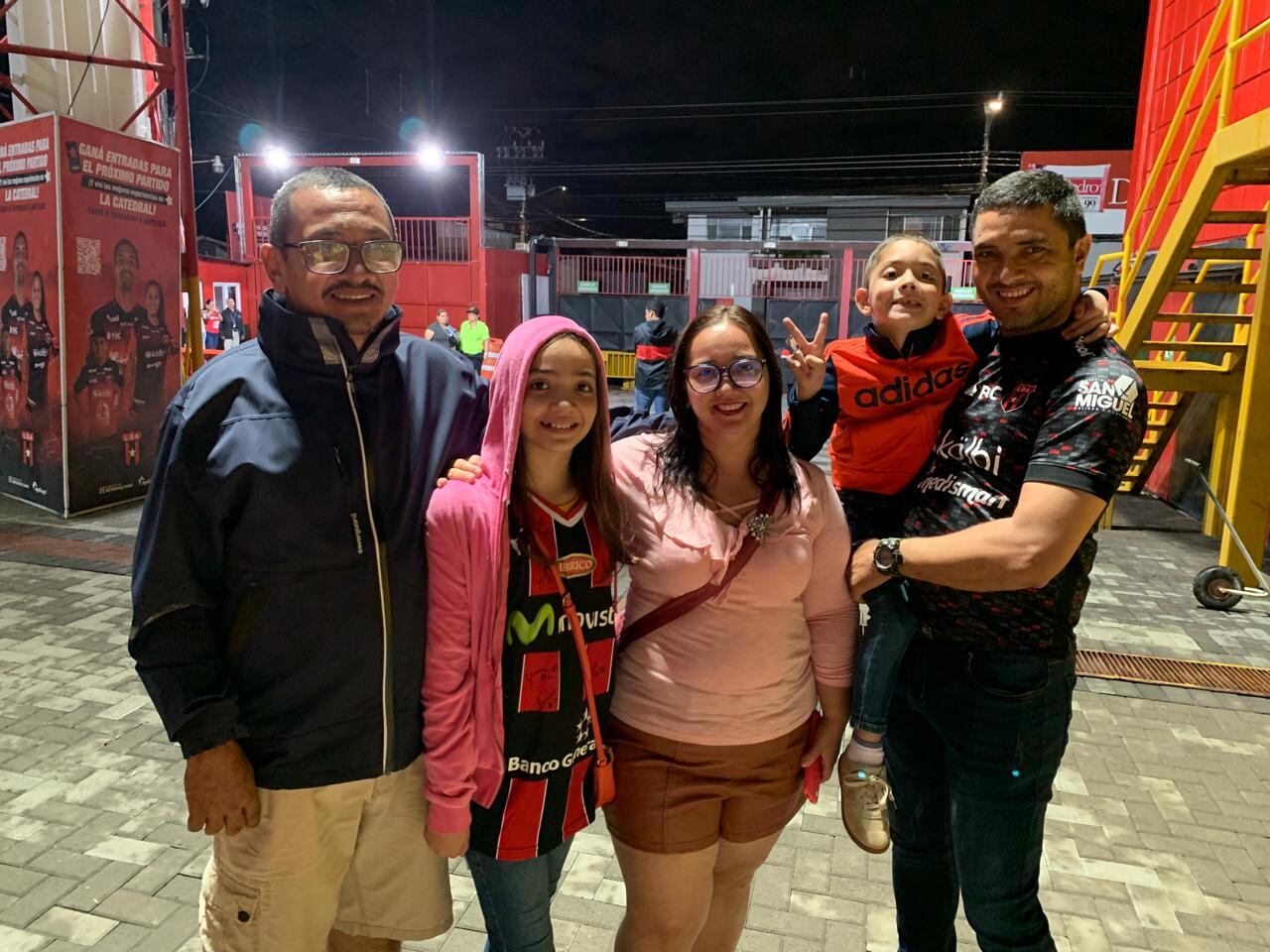 El pequeño Mateo Monge la pasó super bien al lado de su familia luego de conocer a Diego Campos. Foto: Sergio Alvarado.