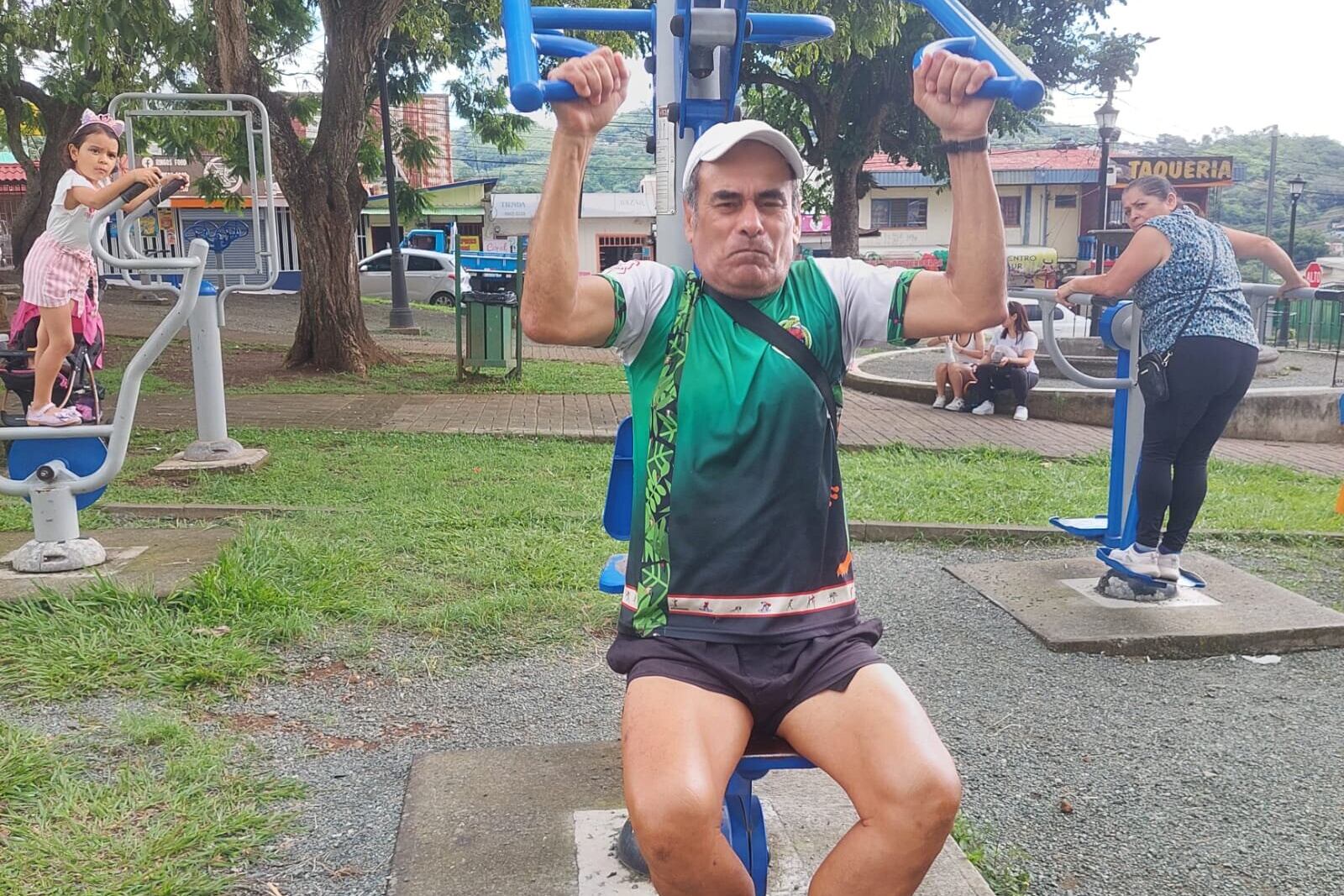 Un adulto mayor se siente como un chiquillo de 30 gracias a su condición física.