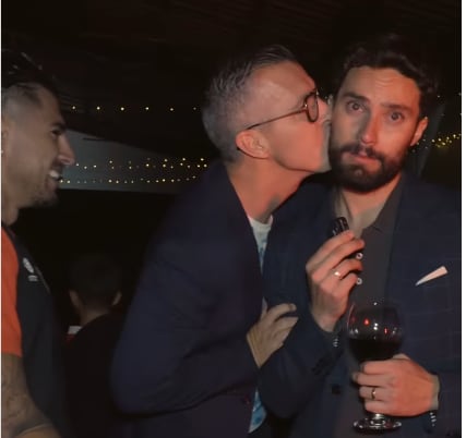 Pablo Gabas le da un beso a Jorge Vindas