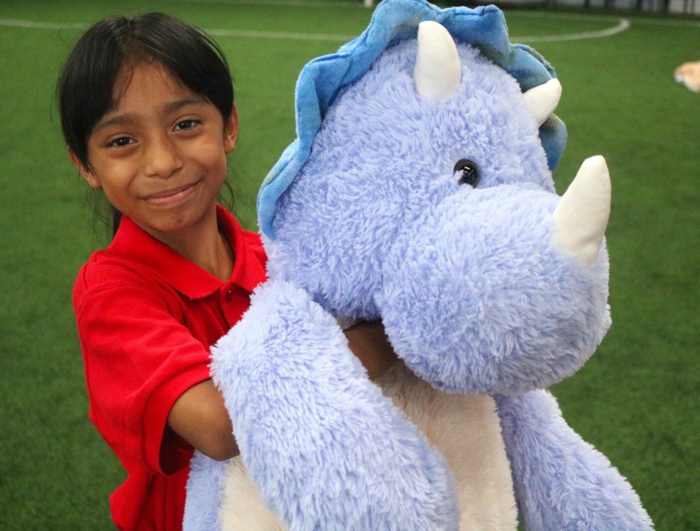 Niños de Obras del Espíritu Santo disfrutaron recogiendo peluches en el Ricardo Saprissa el domingo 12 de noviembre del 2023. En la foto, María Gabriela Estrada Sánchez ya ganó en segundo grado de escuela, tiene 8 años
