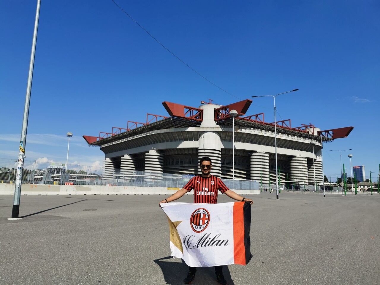 Aficionados del AC Milan se reunieron en San Pedro para ver el gane del equipo. Cortesía.