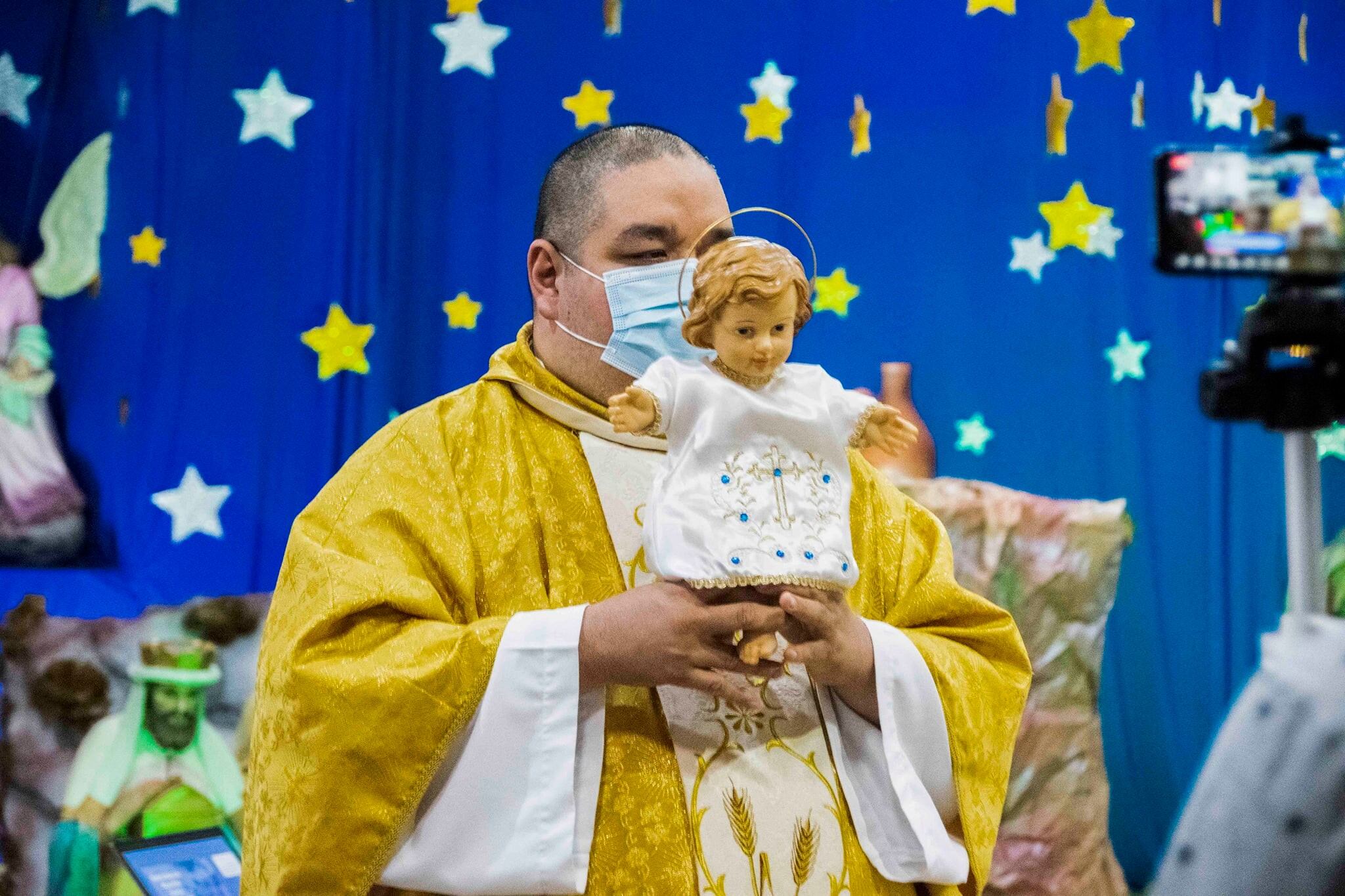 Uno de los dos Niñitos de la parroquia Nuestra Señora de Fátima de Hatillo 3, está expuesto desde el pasado 25 de diciembre con una mascarilla en su carita. La idea es del cura párroco de la iglesia, el padre Víctor Jiménez Gómez, conocido de cariño y por todo el mundo como el padre Toto.