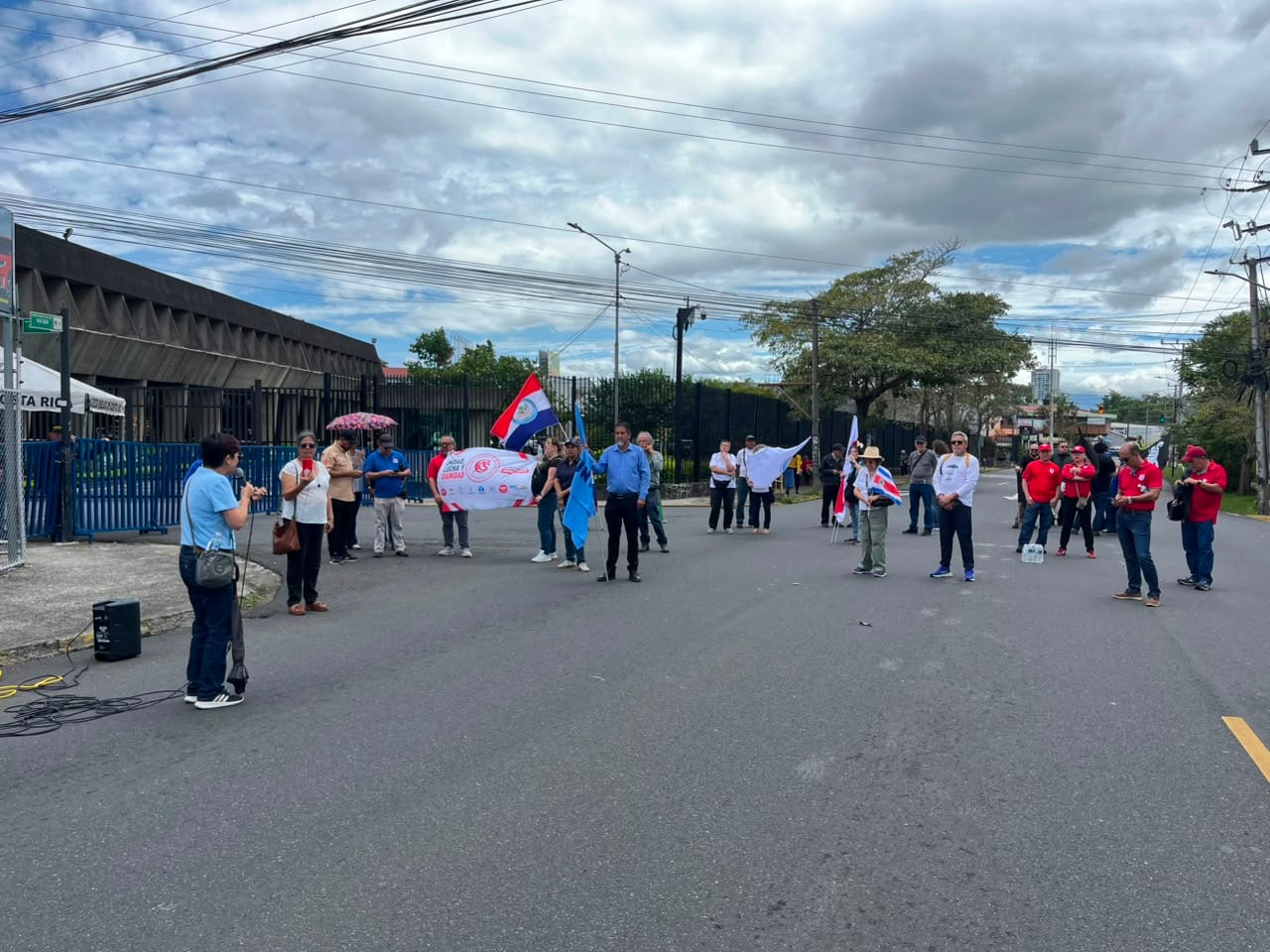 Dirigentes sindicales se manifestaron este miércoles frente a Casa Presidencial para exigir la juramentación de Rocío Alfaro y de los demás representantes electos para integrar la Junta Directiva de la CCSS.