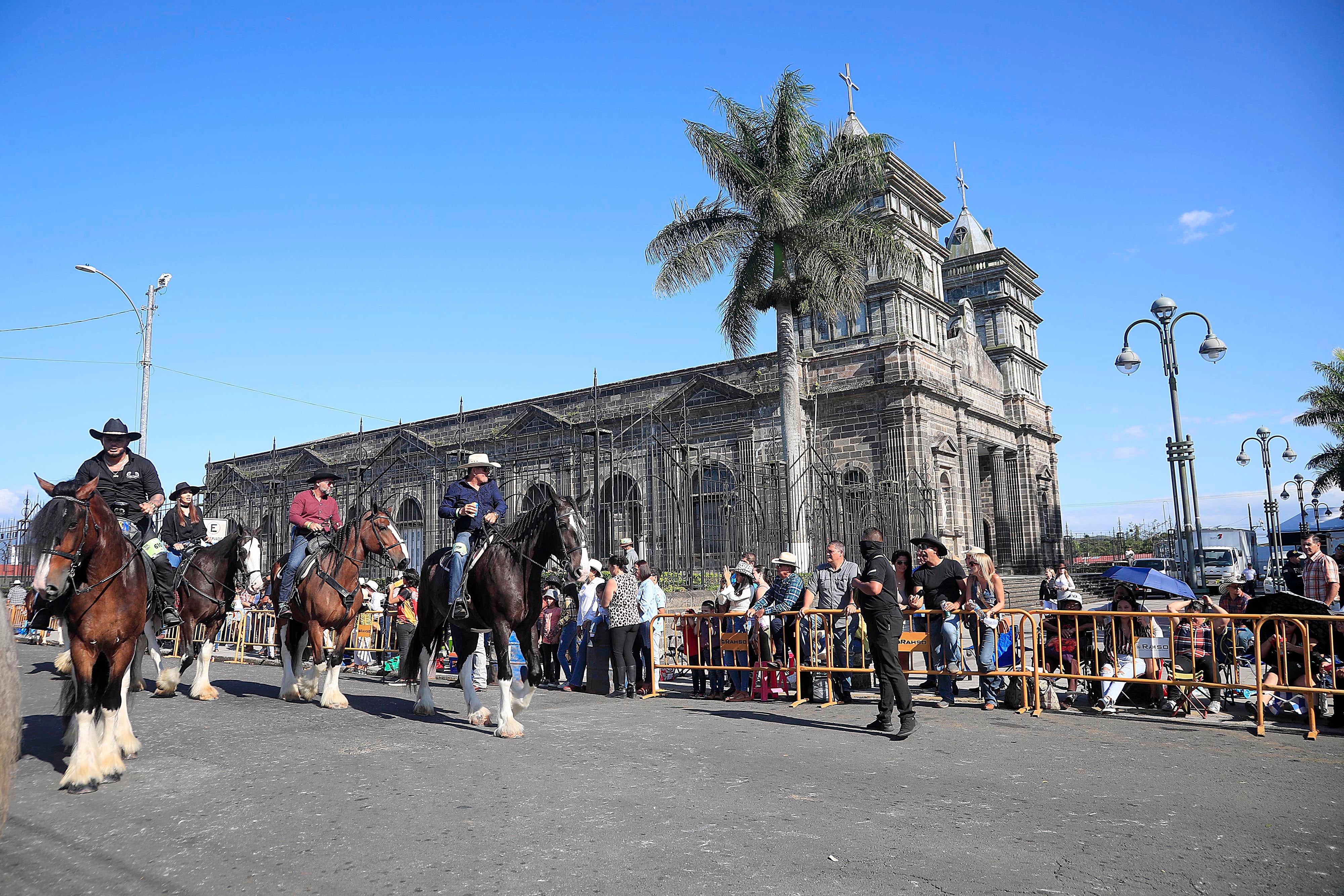 18/01/2024     Palmares. Con una muy escasa concurrencia, tanto de jinetes y caballos como de espectadores, se realizó este jueves el tradicional tope con el que inician oficialmente las fiestas cívicas en este cantón alajuelense. Además de los caballistas, destacó la presencia de reconocidas figuras de la política y la farándula.