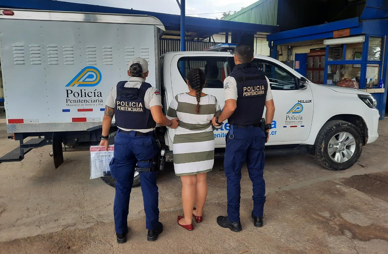Detienen a mujer apellidada Loría que intentó meter marihuana a cárcel. Foto Justicia.