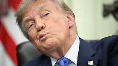 Un falso Donald Trump tras las rejas causa revuelo en una plaza de Teherán