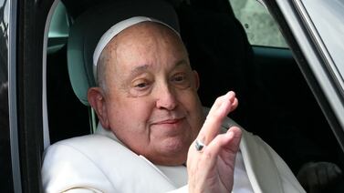 Papa Francisco se vuelve a poner malito de salud y lo internan de emergencia