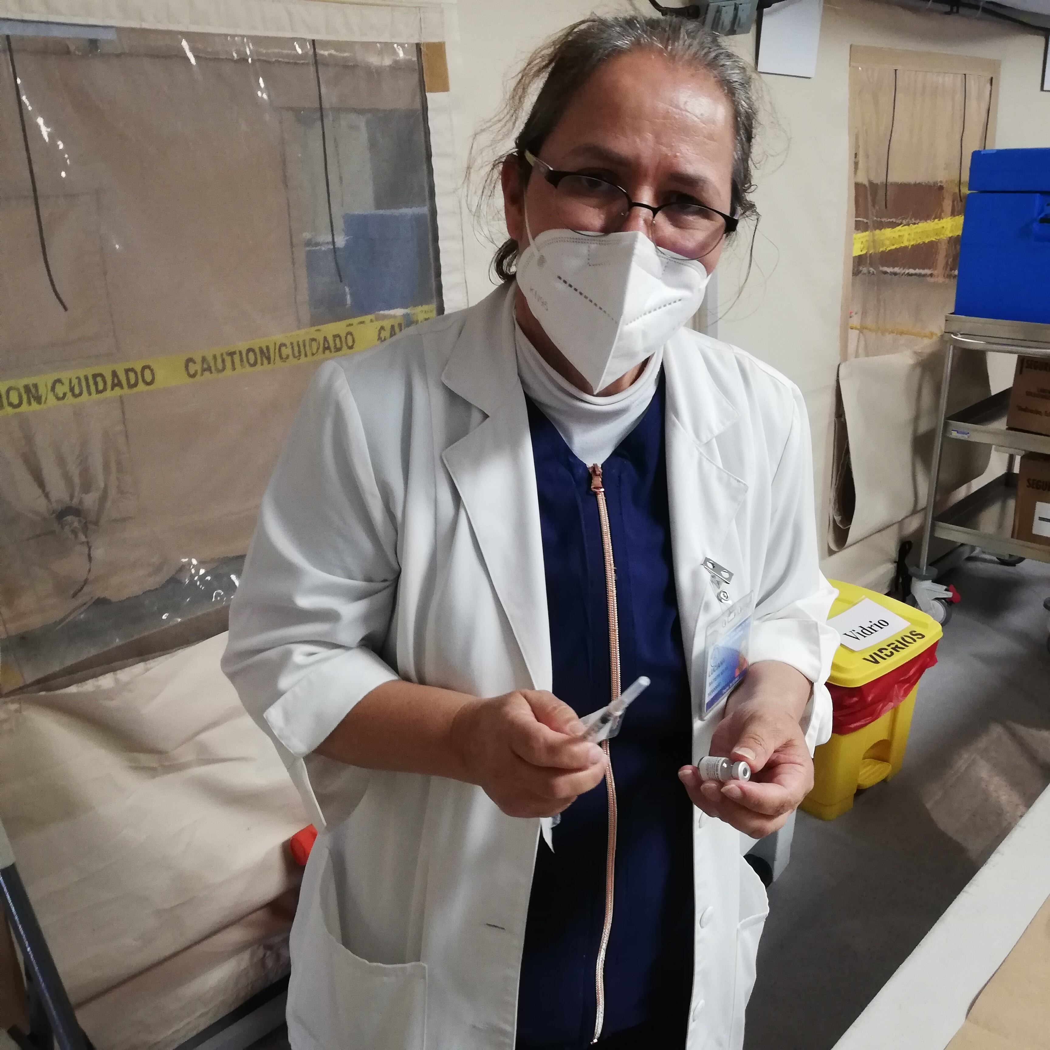 Luciana Batista Mata, quien tiene 34 años de ser enfermera y 33 de estar en el San Juan de Dios. Nos confirman en el hospital que es quien tiene el récord de más vacunas contra el covid-19 puestas, lleva unas 6.500 desde que se comenzaron las campañas de vacunación el 23 de diciembre del 2020.