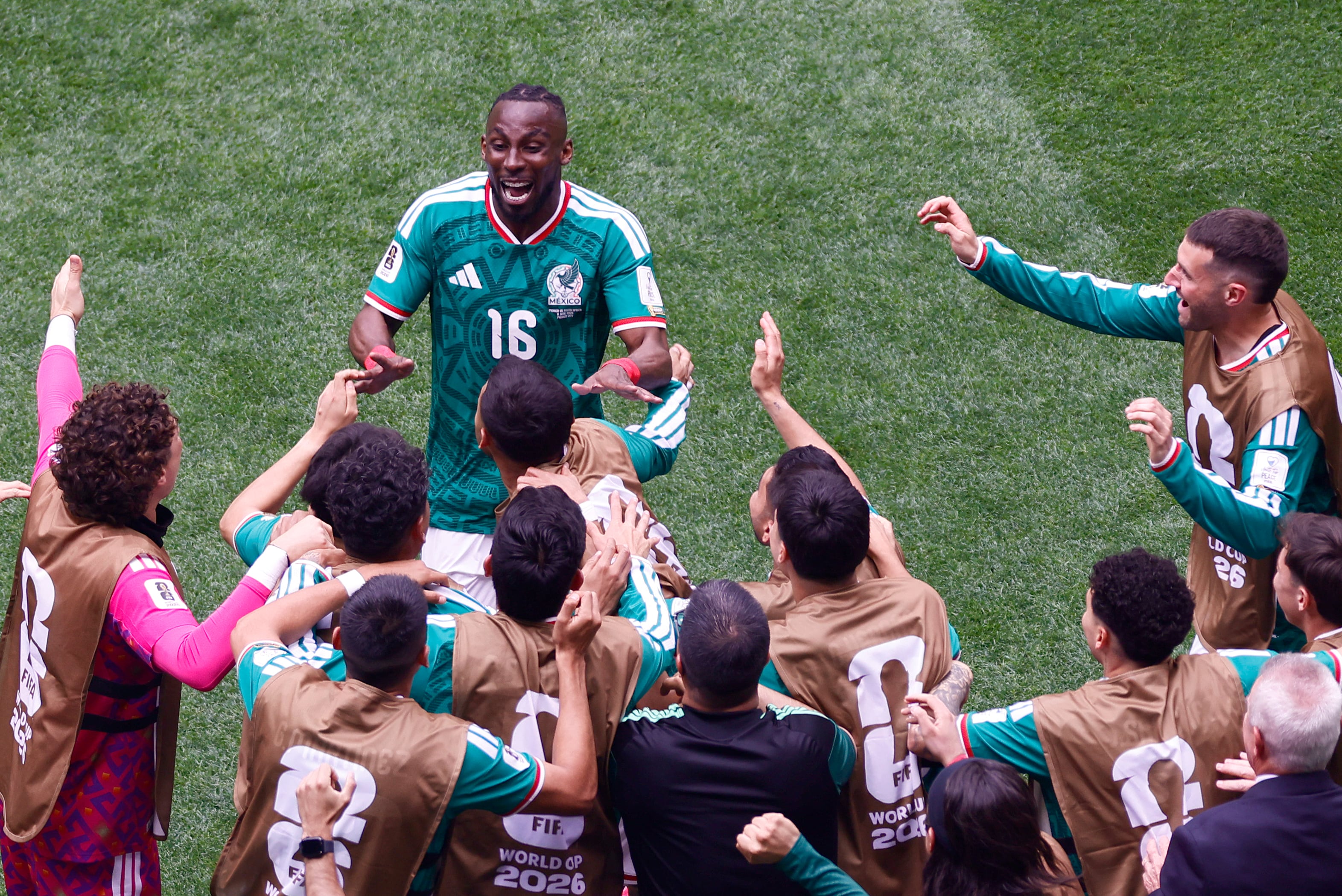 Julian Quinones estalla en júbilo con sus compañeros de la Selección de México luego de inaugurar el Mundial 2026 con su anotación ante Sudáfrica en el estadio Ciudad de México.