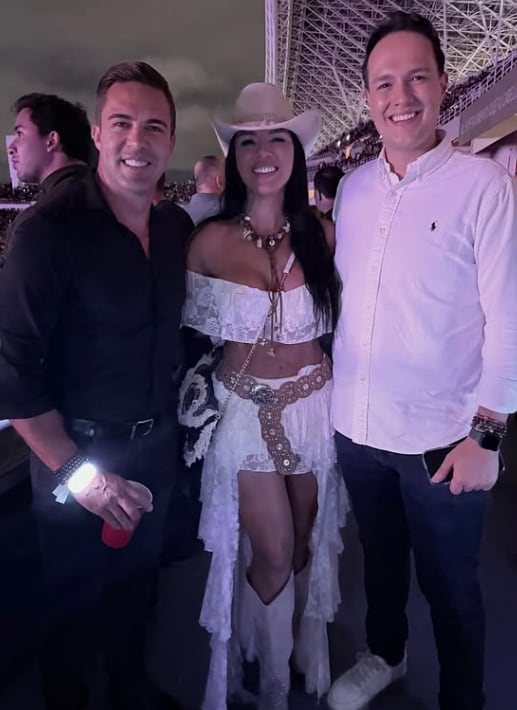 Marcela Negrini y Keyla Sánchez fueron vestidas iguales al concierto del Grupo Firme en el Estadio Nacional..