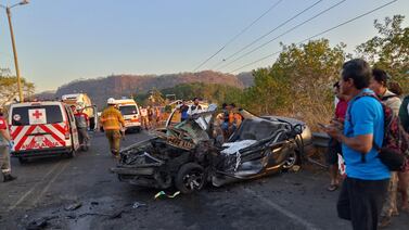 Aparente invasión de carril habría causado mortal choque entre carro y bus en Caldera