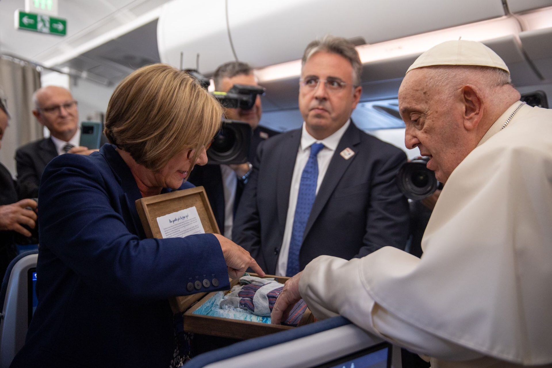 En pleno vuelo, en el avión papal y dirigiéndose hacia Indonesia, el papa Francisco recibió un especial y particular regalo desde Costa Rica. La periodista de la cadena COPE, España, Eva Fernández, fue quien hizo la entrega al papa Francisco del obsequio.