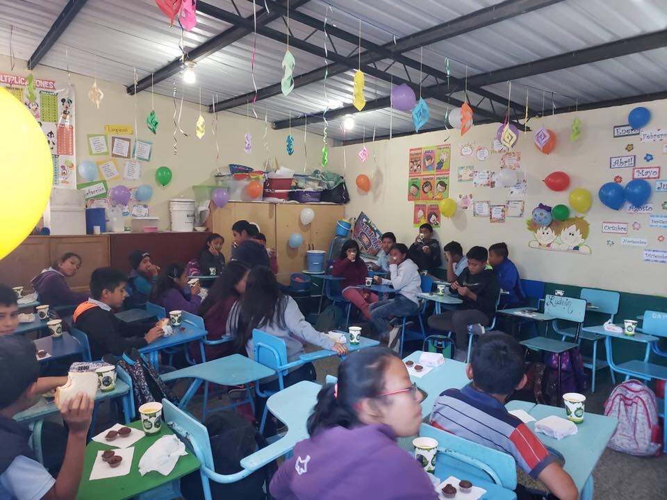 Compañeros de Tomás le organizaron un refrigerio como despedida antes de su viaje a Costa Rica. Foto Facebook Tomás en Costa Rica.