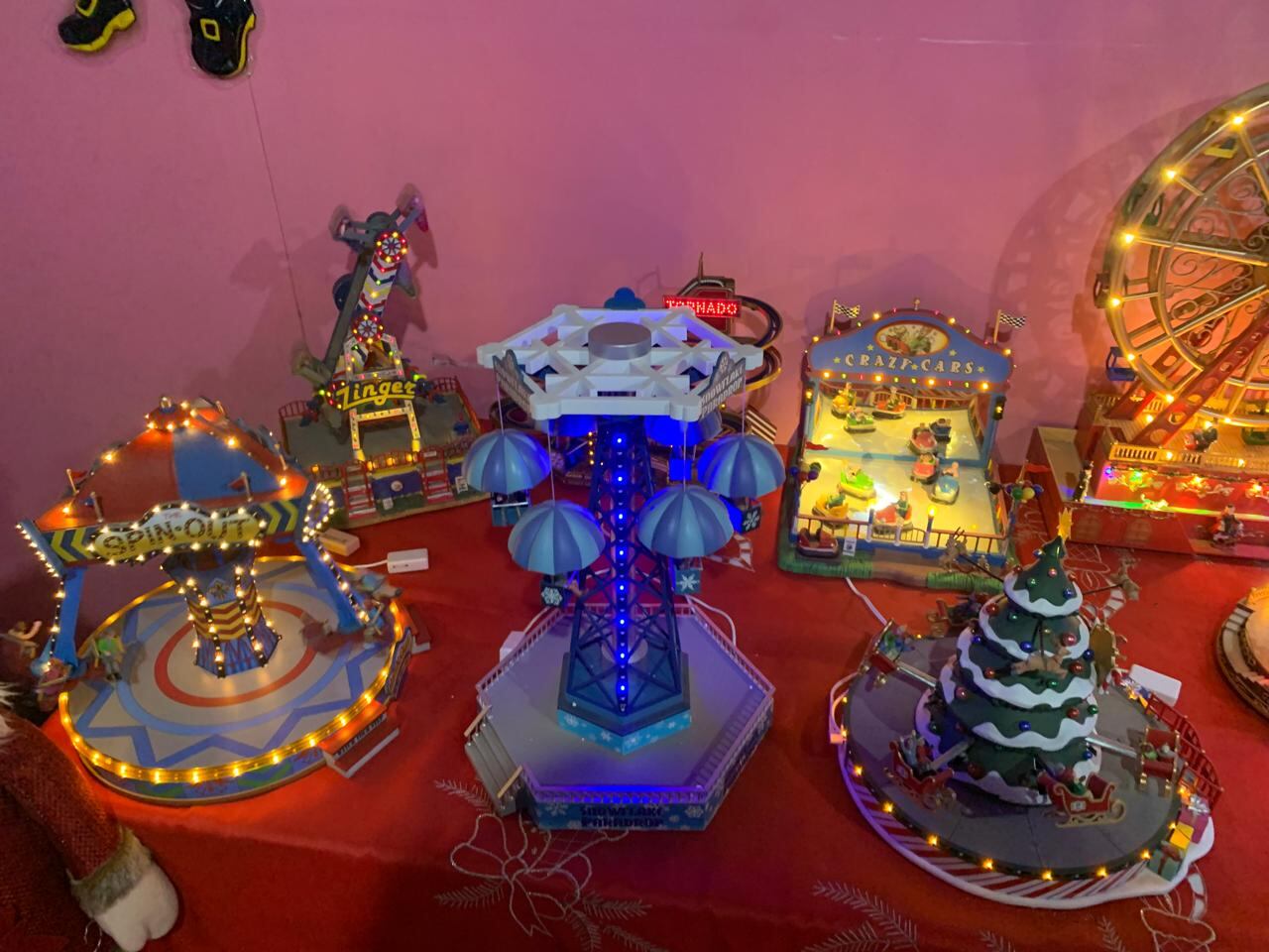 Allan Arce es un fanático de la navidad que cuenta con una linda colección de juegos mecánicos navideños. Foto: Sergio Alvarado