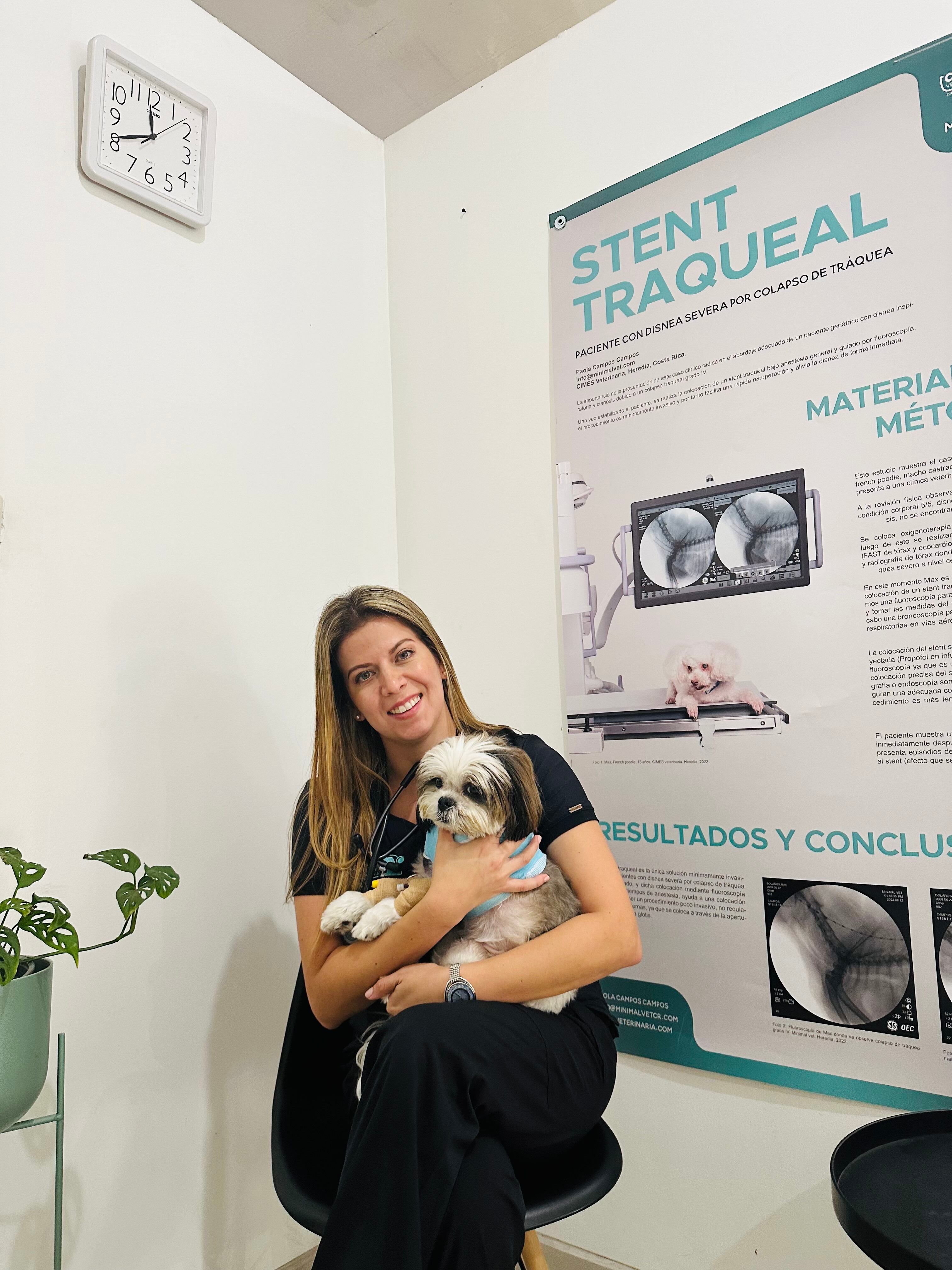 Chou Chou es una perrita tica de 6 años de la raza Shih Tzu que el año pasado se puso muy malita de salud y terminó este 2023 en el quirófano en donde le pusieron un marcapasos. En la foto, la doctora Paula Campos Campos.