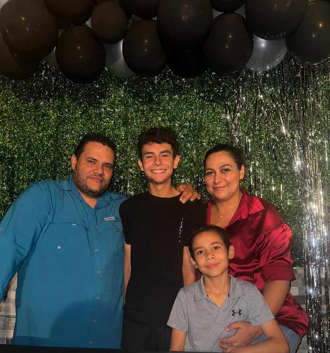 Bryan Sánchez encontró en la confección de prendas una oportunidad para sacar adelante a su familia en Cervantes.