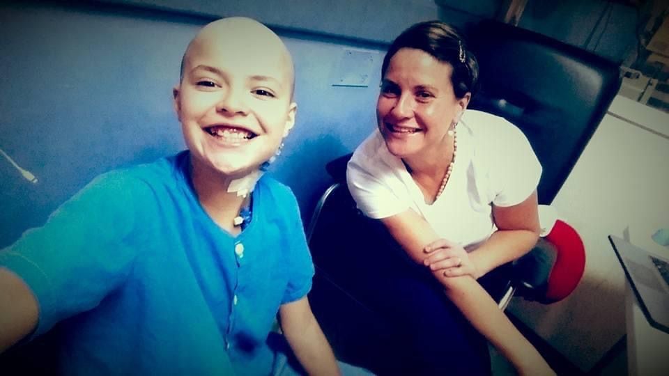 Sofía Escalante Gutiérrez, quien ahora tiene 18 años, por fin pudo hacerse un tatuaje para recordar toda la vida con su piel que en el 2015 su salud cambió totalmente para bien, su mamá, Angélica Gutiérrez, se hizo el mismo tatuaje