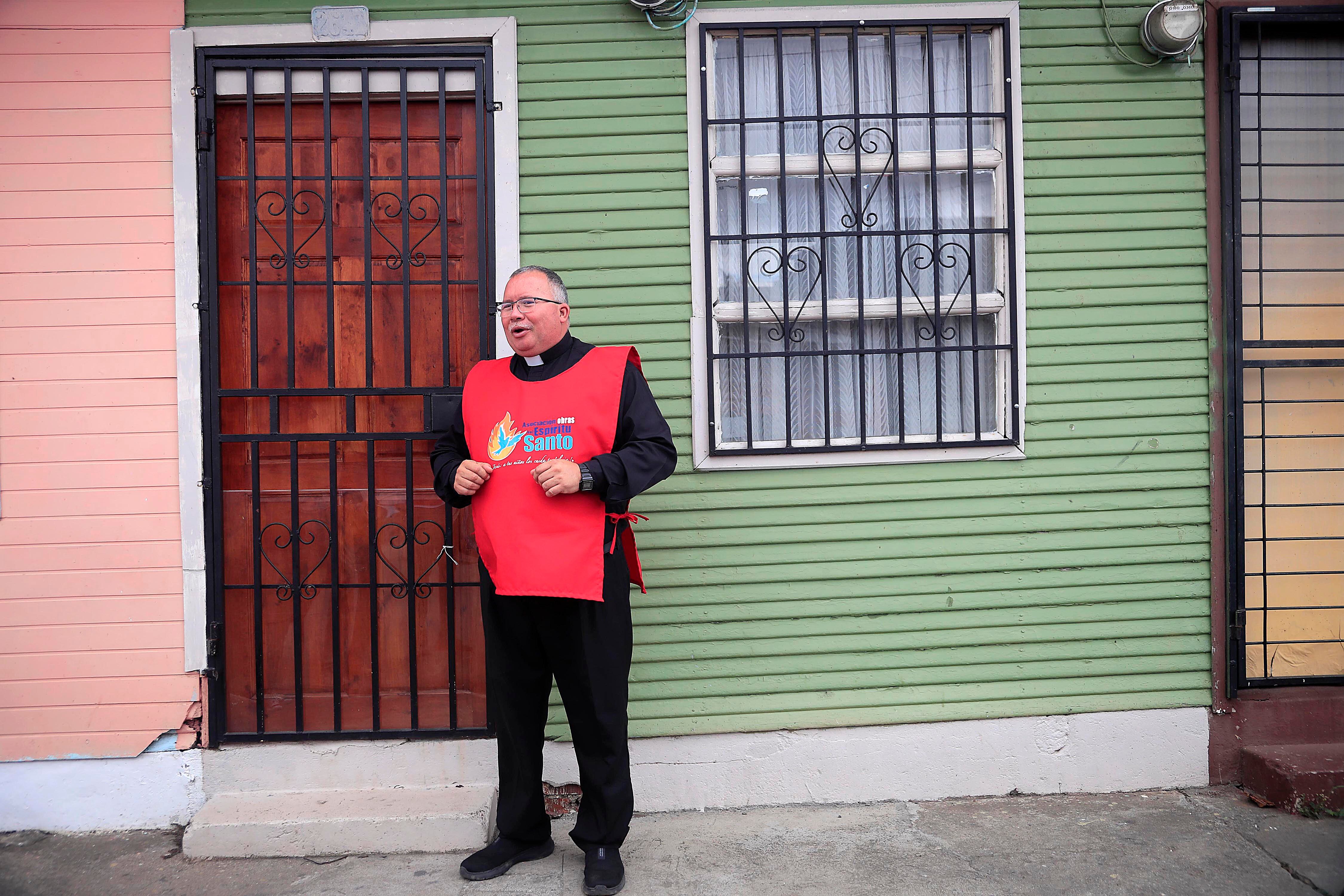 26/01/2024      Barrio Cristo Rey. Recorrido por las instalaciones de Obras del Espíritu Santo, con el padre Sergio Valverde, quien además recordó sus años de infancia y juventud en ese lugar donde ahora él dirige toda una comunidad que ayuda a los más necesitados, especialmente niños. Foto: Rafael Pacheco Granados