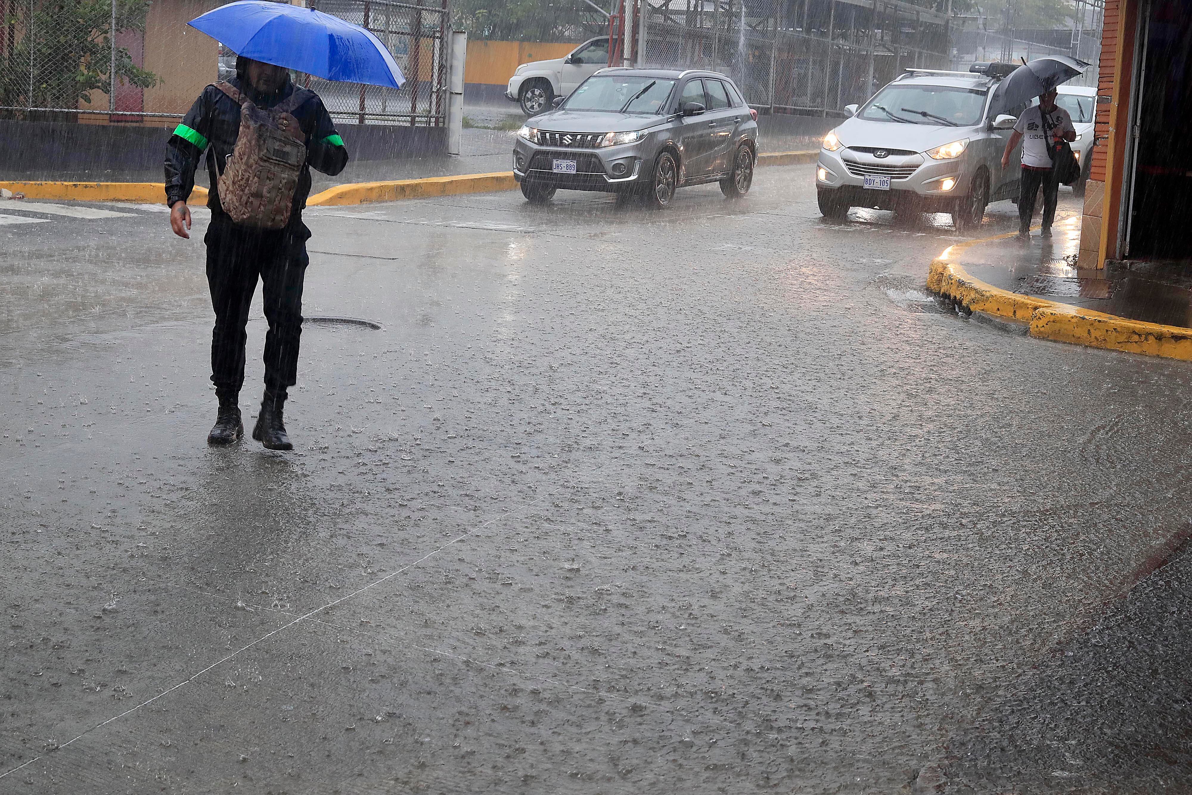 20/09/2023 San José. Fuerte aguacero vespertino. Las lluvias intensas pusieron a correr a muchos este miércoles por la tarde.