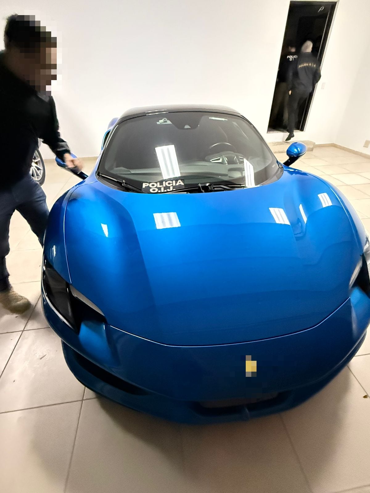 A un hombre de apellido Alfaro y su familia que vivía entre el lujo, carros exclusivos de alta gama y derroche de dinero les cayó el OIJ la mañana de este lunes 18 de mayo al ser sospechosos de lavado de dinero. Foto: OIJ