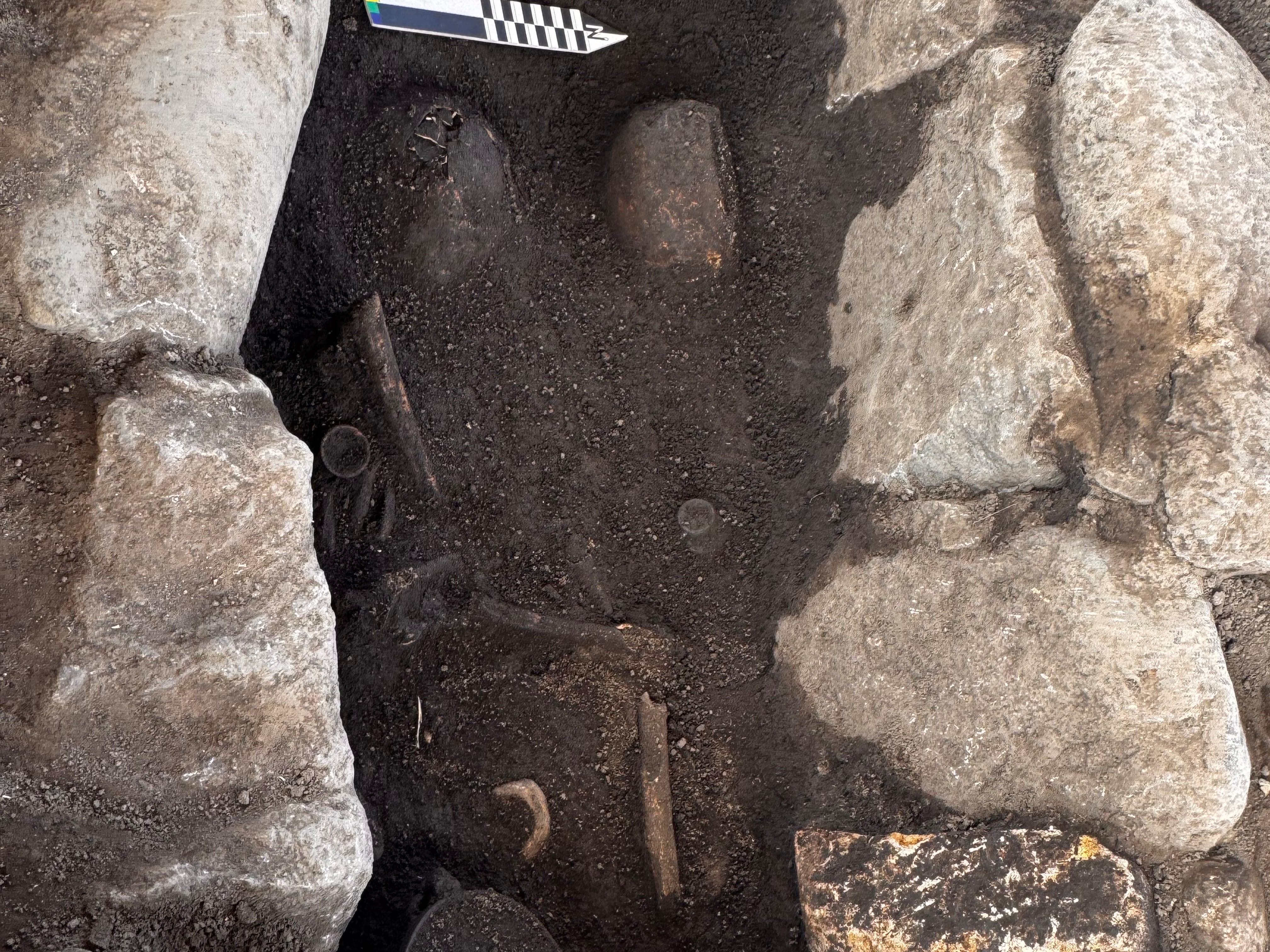 La experta del Museo Nacional, Grettel Monge Muñoz, nos confirma que lo encontrado en Agua Caliente de Cartago es un cementerio de cementerios indígena y que, por los hallazgos logrados hasta el momento, se trata de un lugar en donde enterraban a indígenas importantes y platudos.