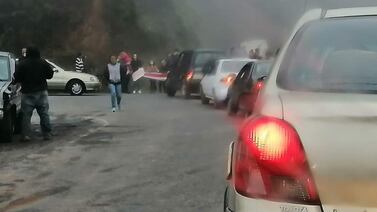 Padres de familia cierran tramo de Interamericana Sur por Casa Mata