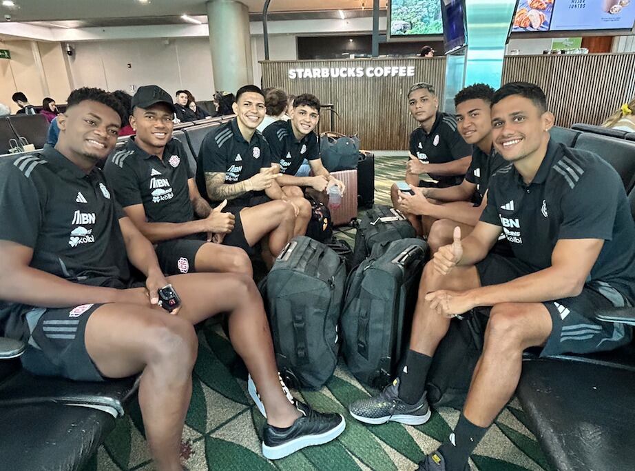 Salida de la Selección Nacional hacia Estados Unidos, para el fogueo del próximo miércoles. Prensa FCRF.