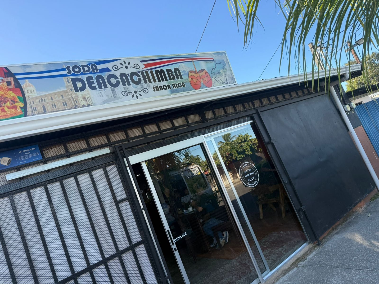 Deyvis Mercado Lezama, de 37 años, nació entre olas del Pacífico nicaragüense y que hoy cocina en Guanacaste, convirtiendo sus sueños y luchas en un ejemplo de superación.