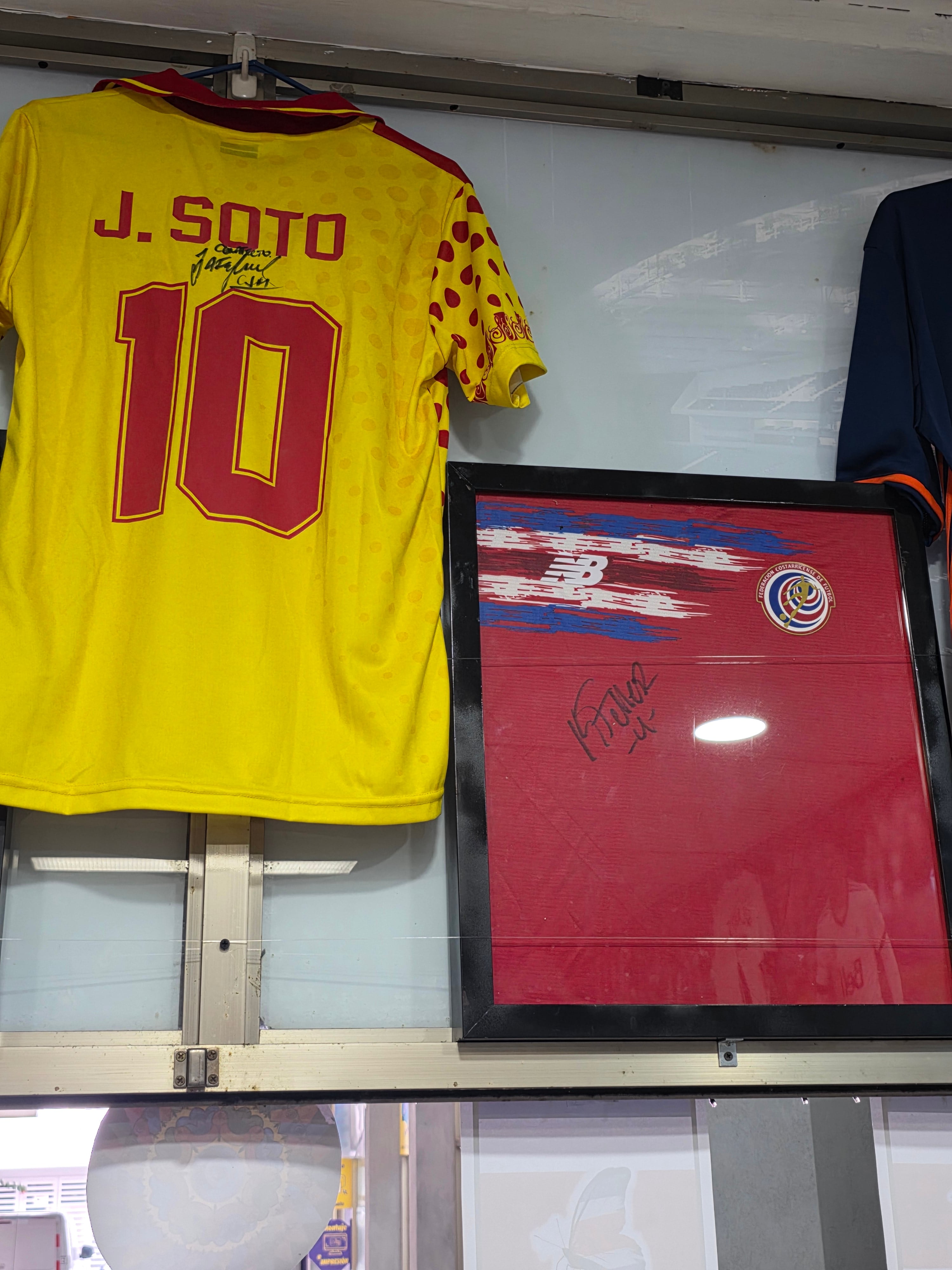 मारियो पिझारो, फुटबॉल चाहता जो ५० हून अधिक खेळाडूंच्या स्वाक्षऱ्या गोळा करतो