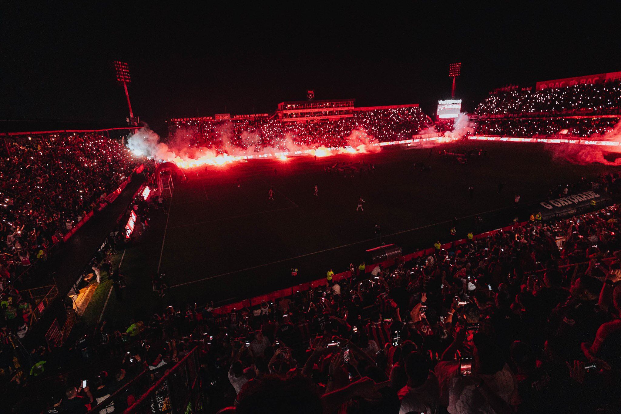 El recibimiento de los equipos el miércoles pasado encantó a la afición de Liga Deportiva Alajuelense.