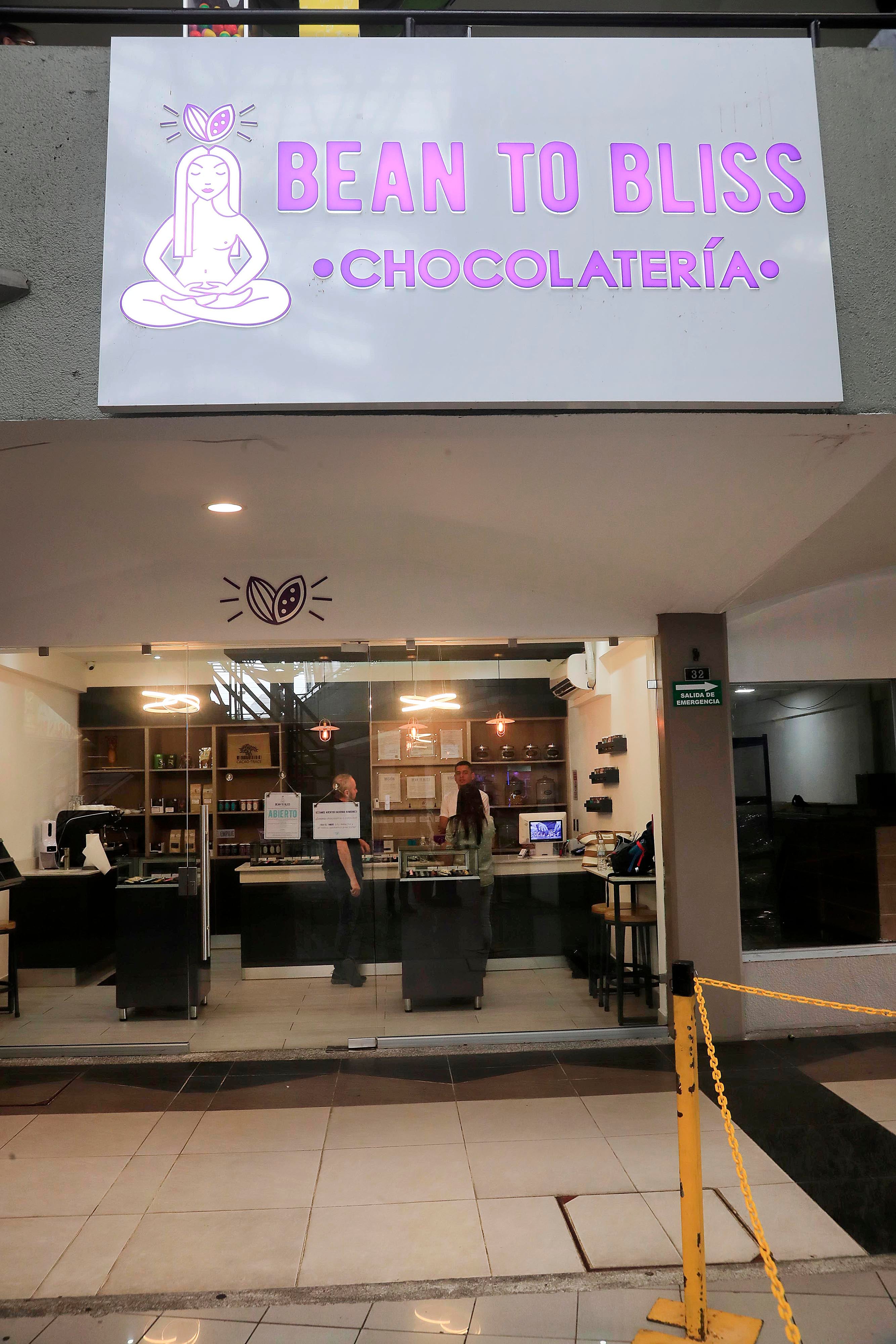 07/09/2023 Centro Comercial del Sur. Chocolatería Bean to Bliss, algo así como del grano a la felicidad absoluta. Son chocolates de autor que incluye los buscados bombones rellenos de gran cantidad de sabores y texturas.