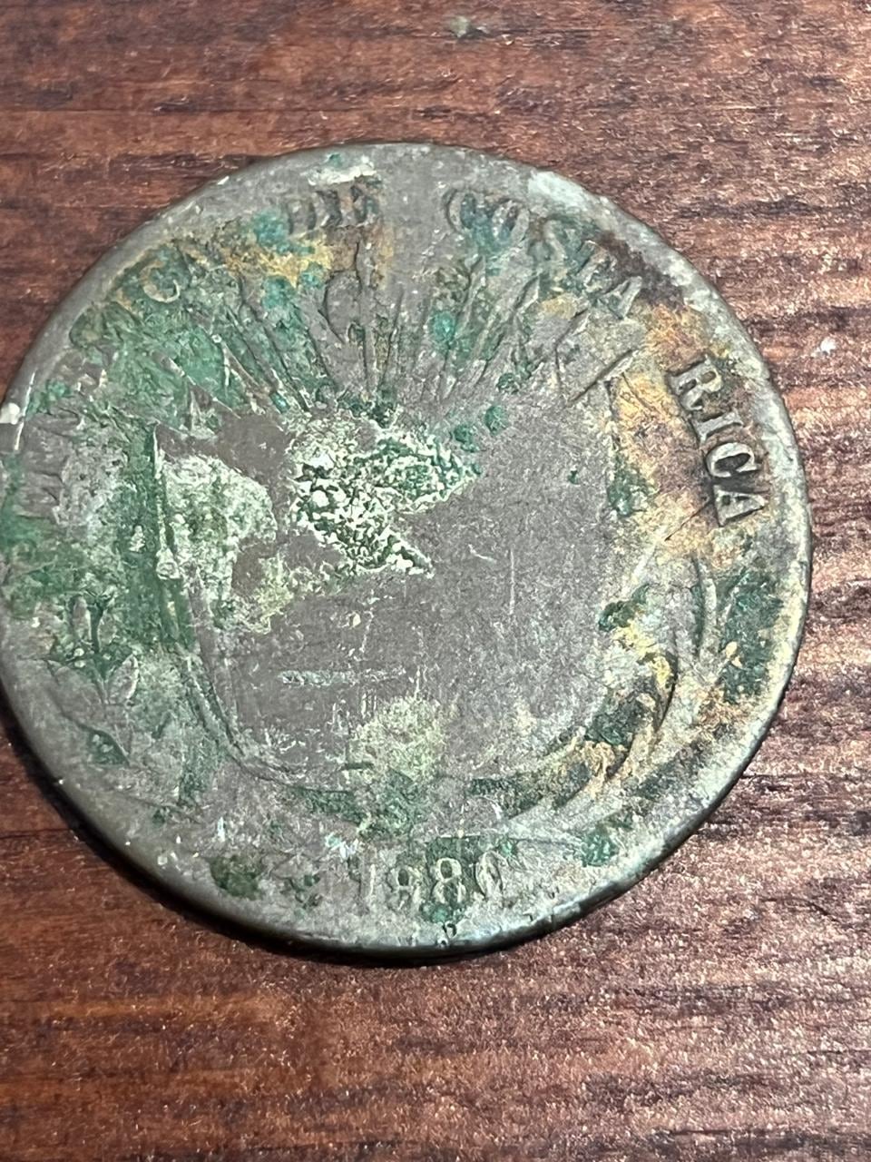 Buscar tesoros dejó de ser cosa de piratas y películas para David Molina Roldán, un vecino de San Juan de Dios de Desamparados que convirtió la curiosidad que heredó de su abuelita en una pasión que hoy lo lleva a recorrer el país entero