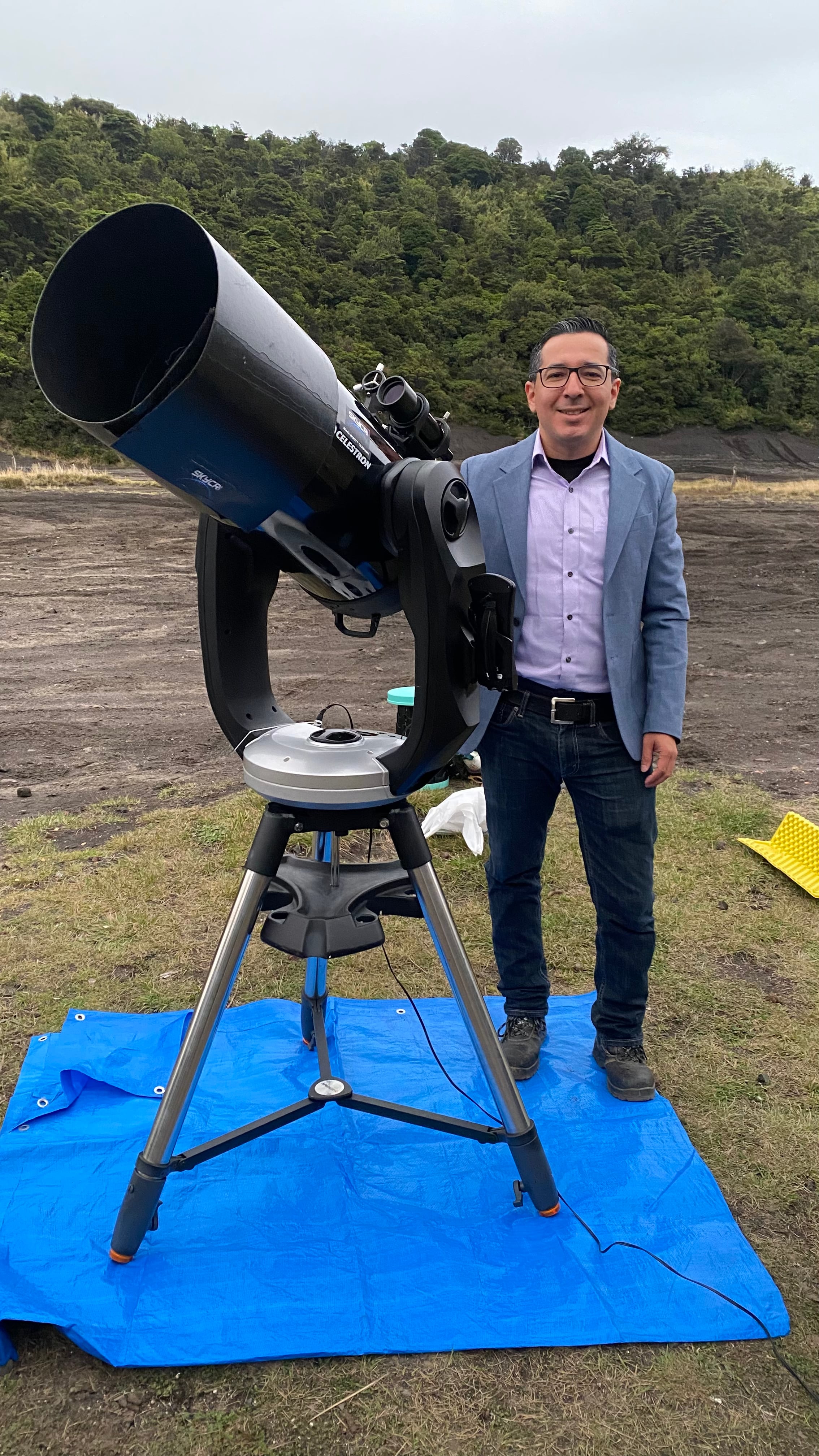 En Cieneguita de Limón, cuando Costa Rica dormía, un chiquillo se escapaba de su casa en las madrugadas para ver el cielo. Ese niño hoy es Homer Dávila Gutiérrez, tiene 45 y es el primer centroamericano en ser aceptado como miembro de la “Royal Astronomical Society” (Real Sociedad Astronómica)