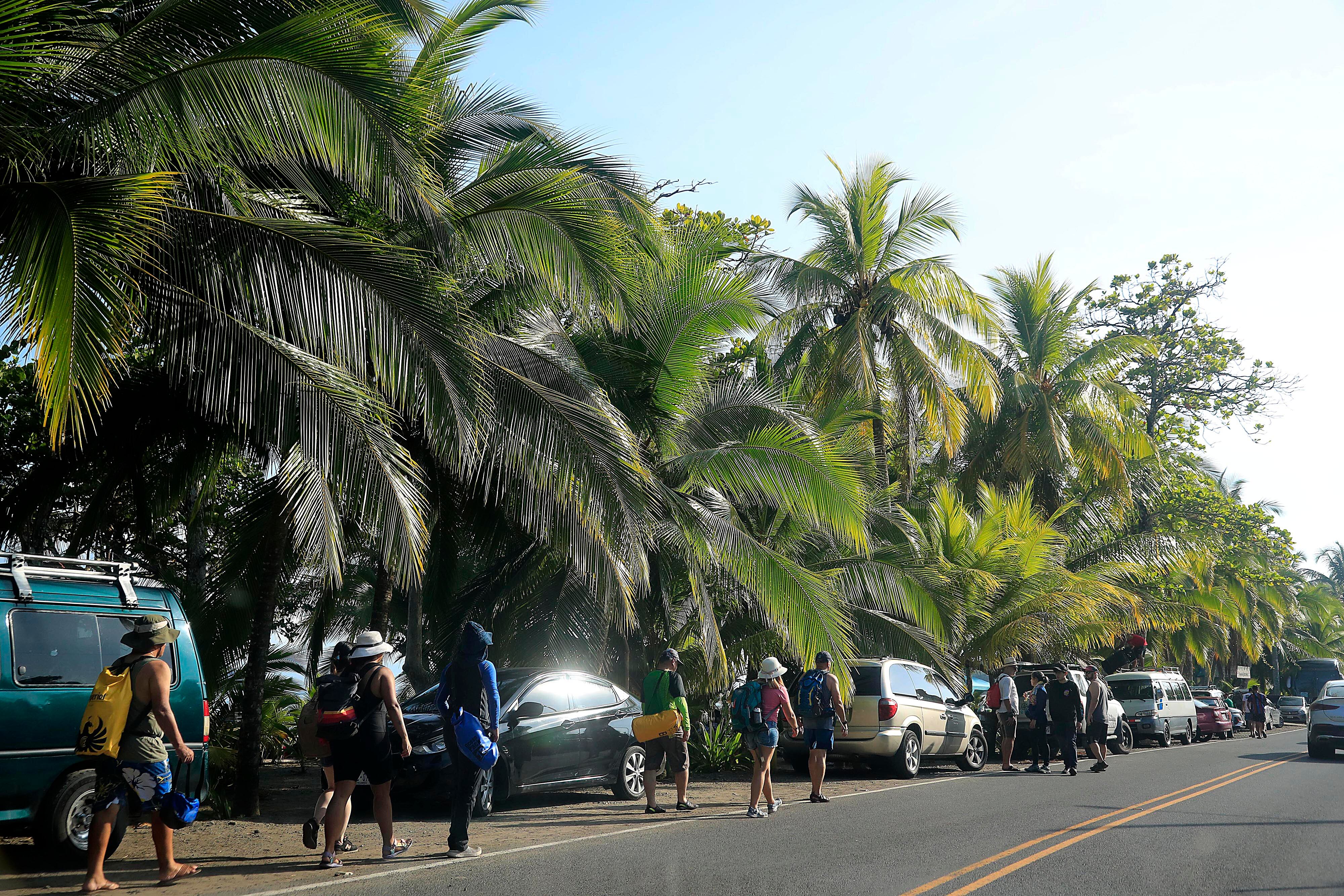 14/10/2023      Limón. Desde muy tempranas horas del día se vivió este sábado, en el atlántico de nuestro país, un gran ambiente en relación con el esperado eclipse anular de sol. Cientos de costarricenses se trasladaron a las playas del caribe sur para contemplar el anunciado acontecimiento astronómico del año, desde la parcialidad esperada para entre alrededor de las 10:15 a.m. y 1:50 p.m., pero sobre todo el punto de mayor esplendor apenas unos minutos después del mediodía. Foto: Rafael Pacheco Granados
Tempranas horas del día; Atlántico; Gran ambiente; Eclipse anular de sol; Playas del caribe sur; Acontecimiento astronómico; Parcialidad; Punto de mayor esplendor
Eclipse anular de sol