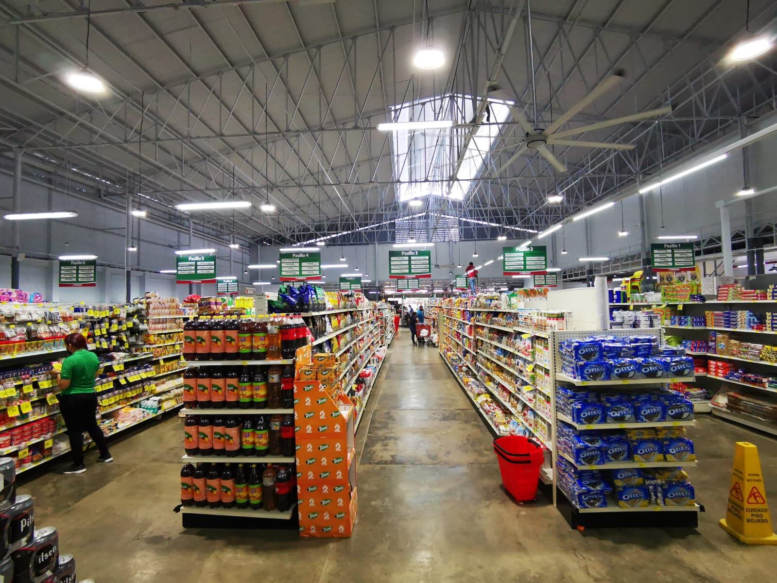 Una verdadera marea alta de precios bajos va a disfrutar los vecinos de Playas del Coco y playa Santa Teresa, porque Corporación Megasuper abrirá un supermercado en cada una de esas playas del Pacífico Norte